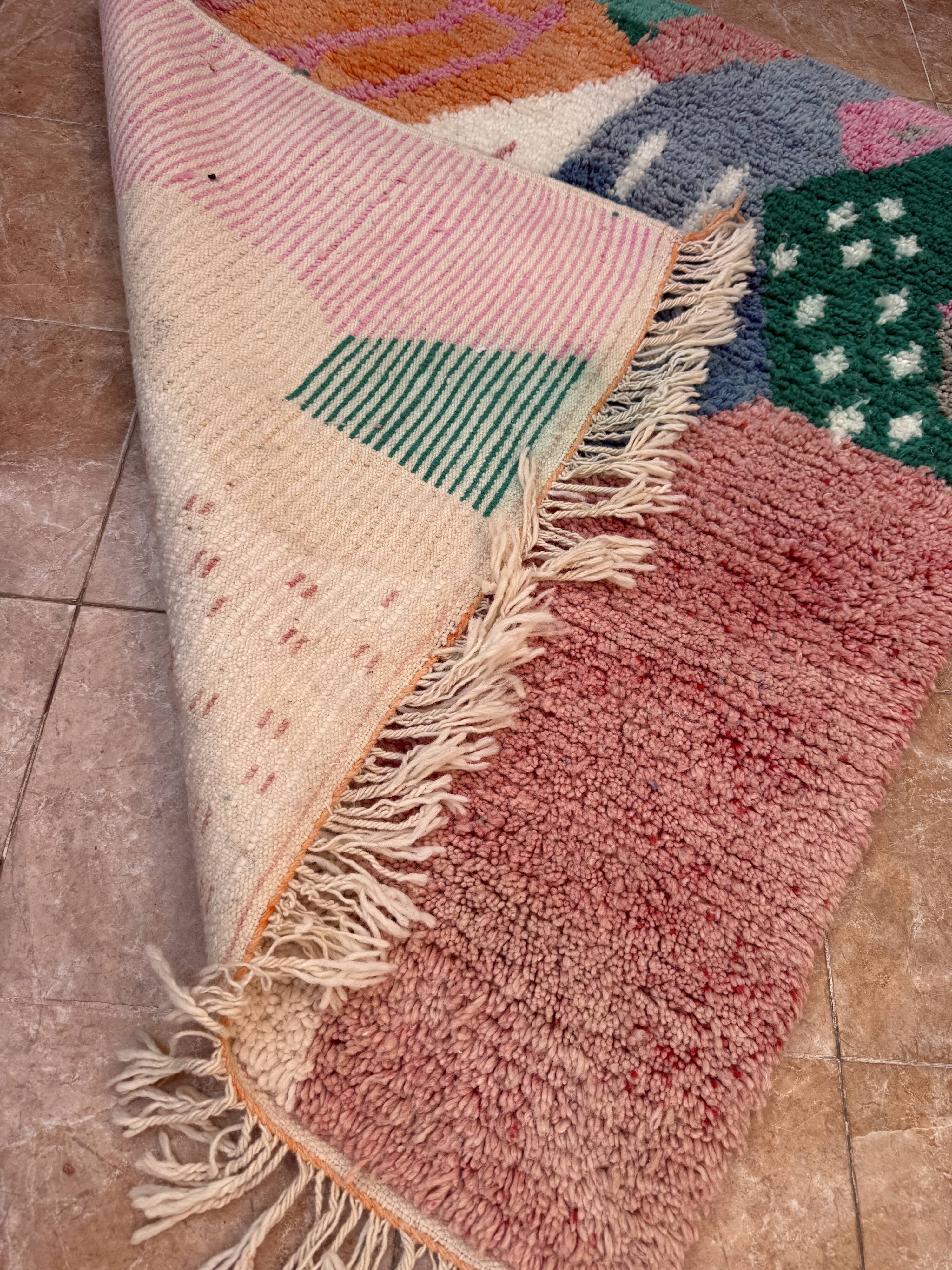 Handmade Azilal Berber rug: Moroccan rug made from sheep wool.