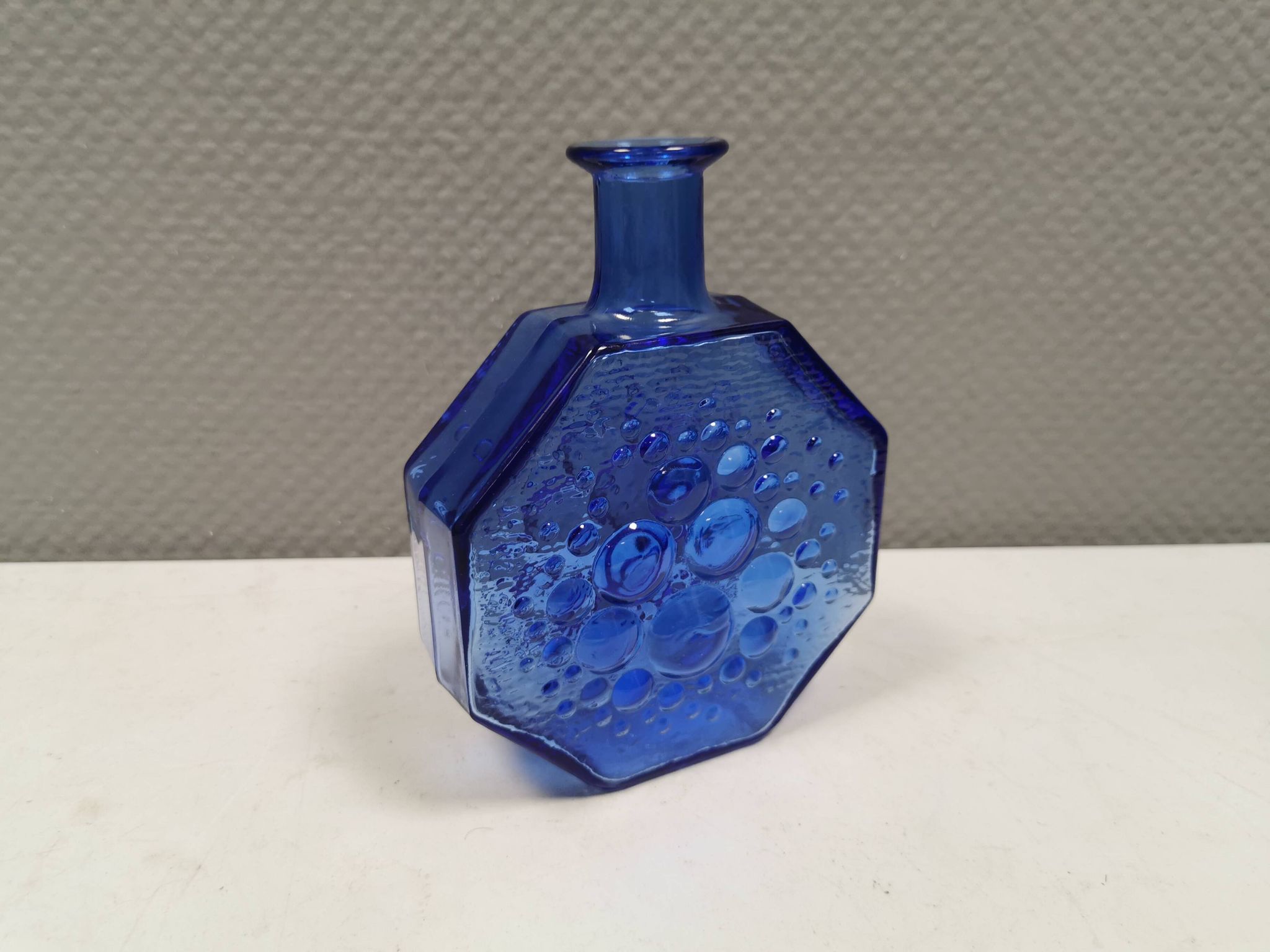 Blue glass vase from Riihimäen Lasi Finland, by Nanny Still.
