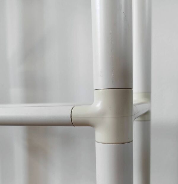 Étagère d'appoint tubulaire ''Space Age'' en PVC blanc et verre – Années