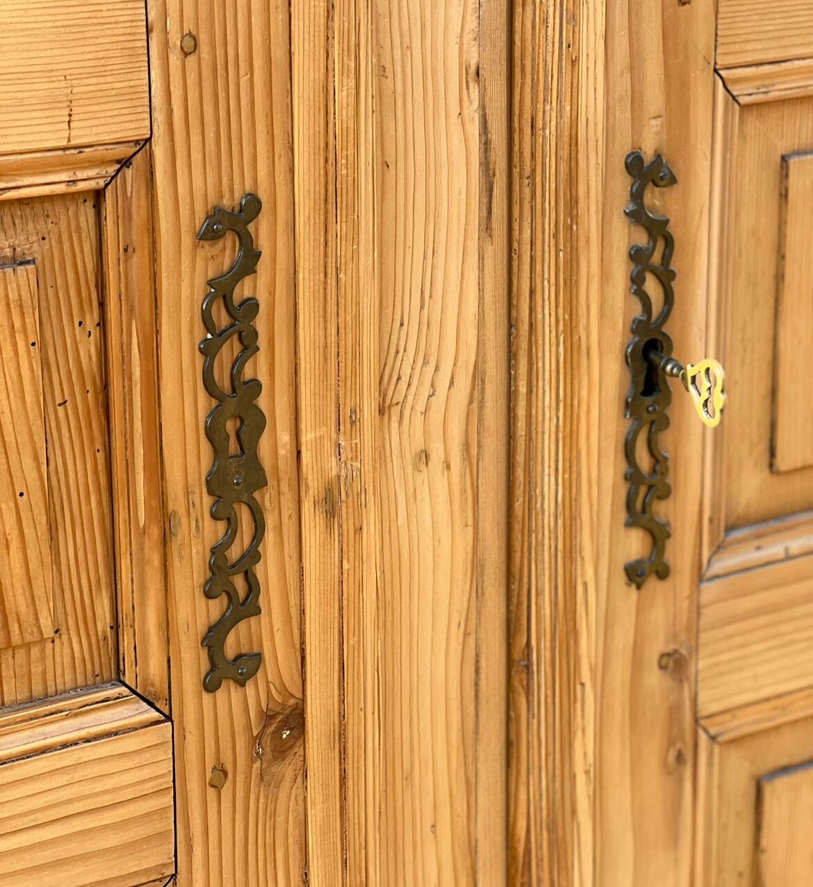 12-panel fir wood wardrobe