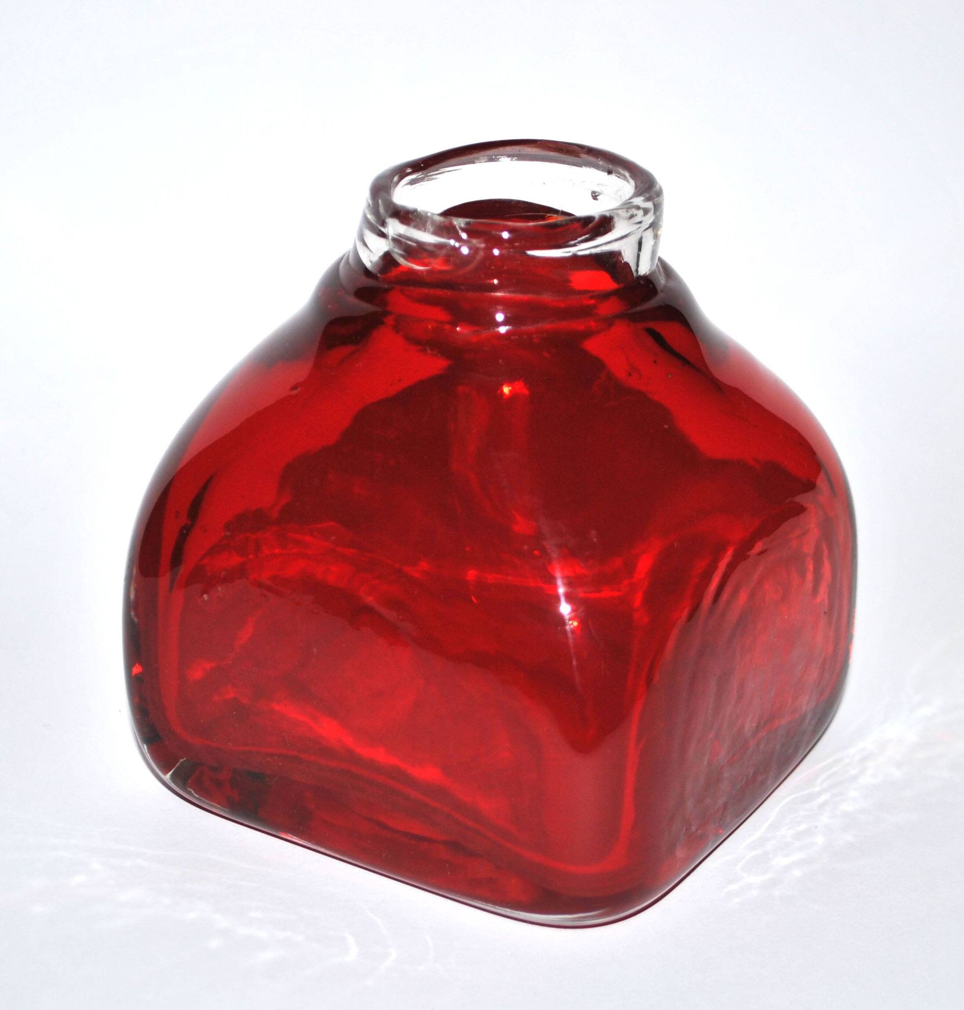 Vase carré en verre soufflé rouge