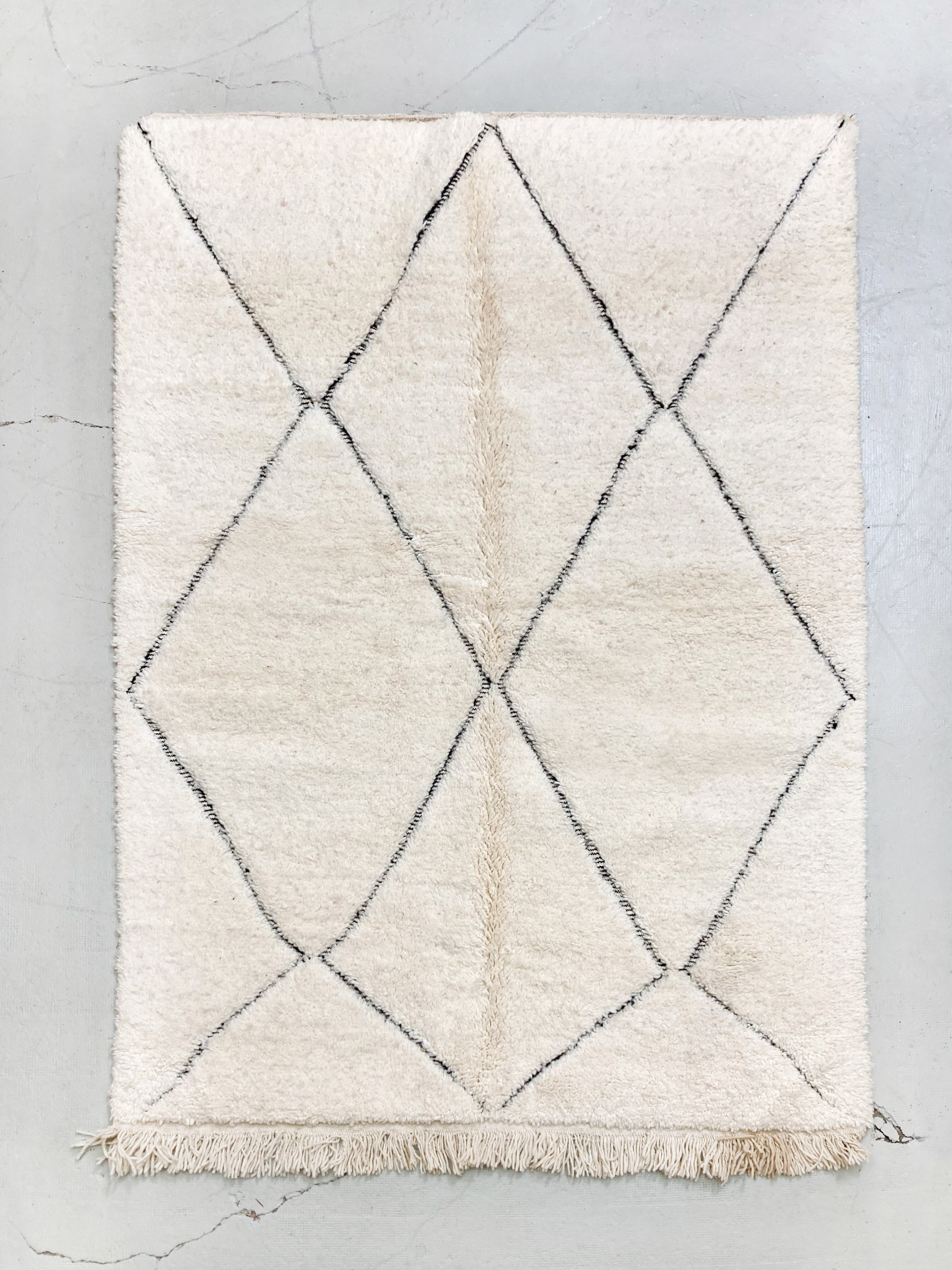 Moroccan Berber carpet beni ouarain ecru diamonds nors engraved 230x157cm