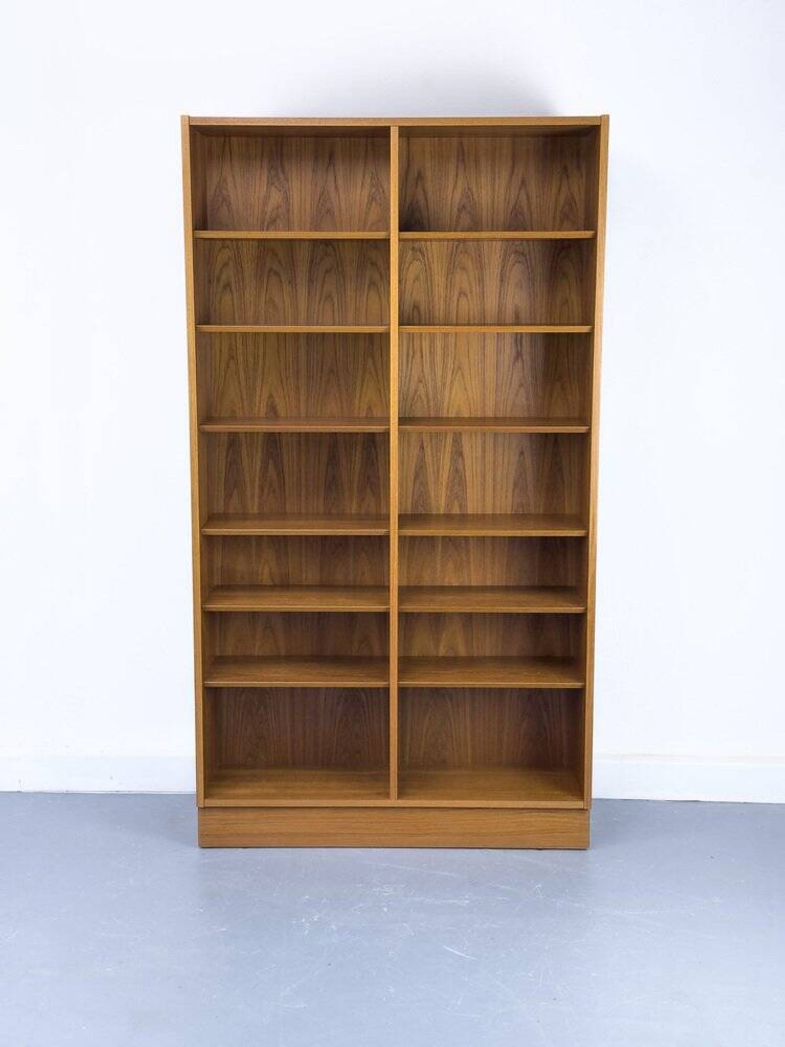 Large vintage teak bookshelf by Hundevad & Co., 1960s