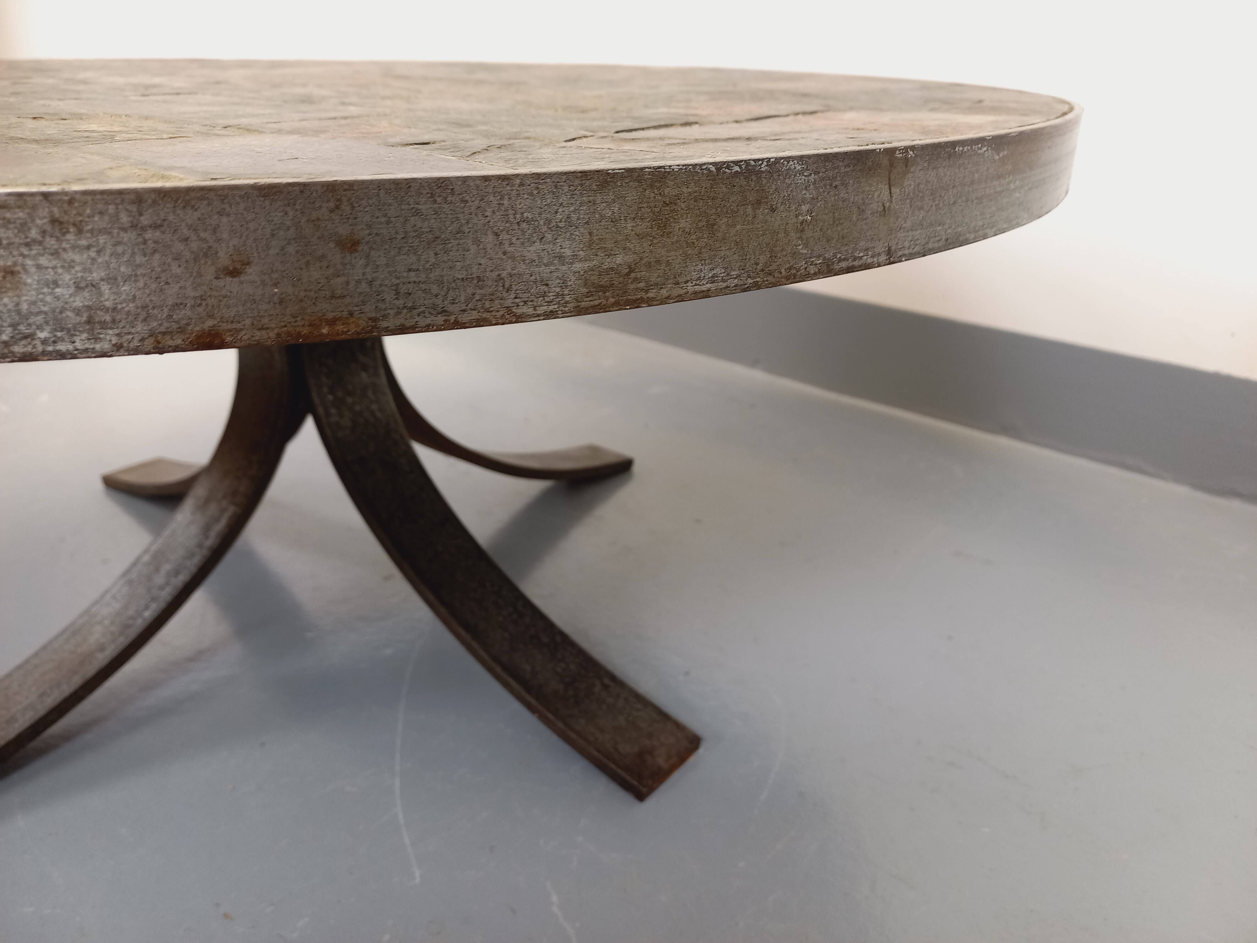 Vintage brutalist round coffee table in metal and slate from the 70s