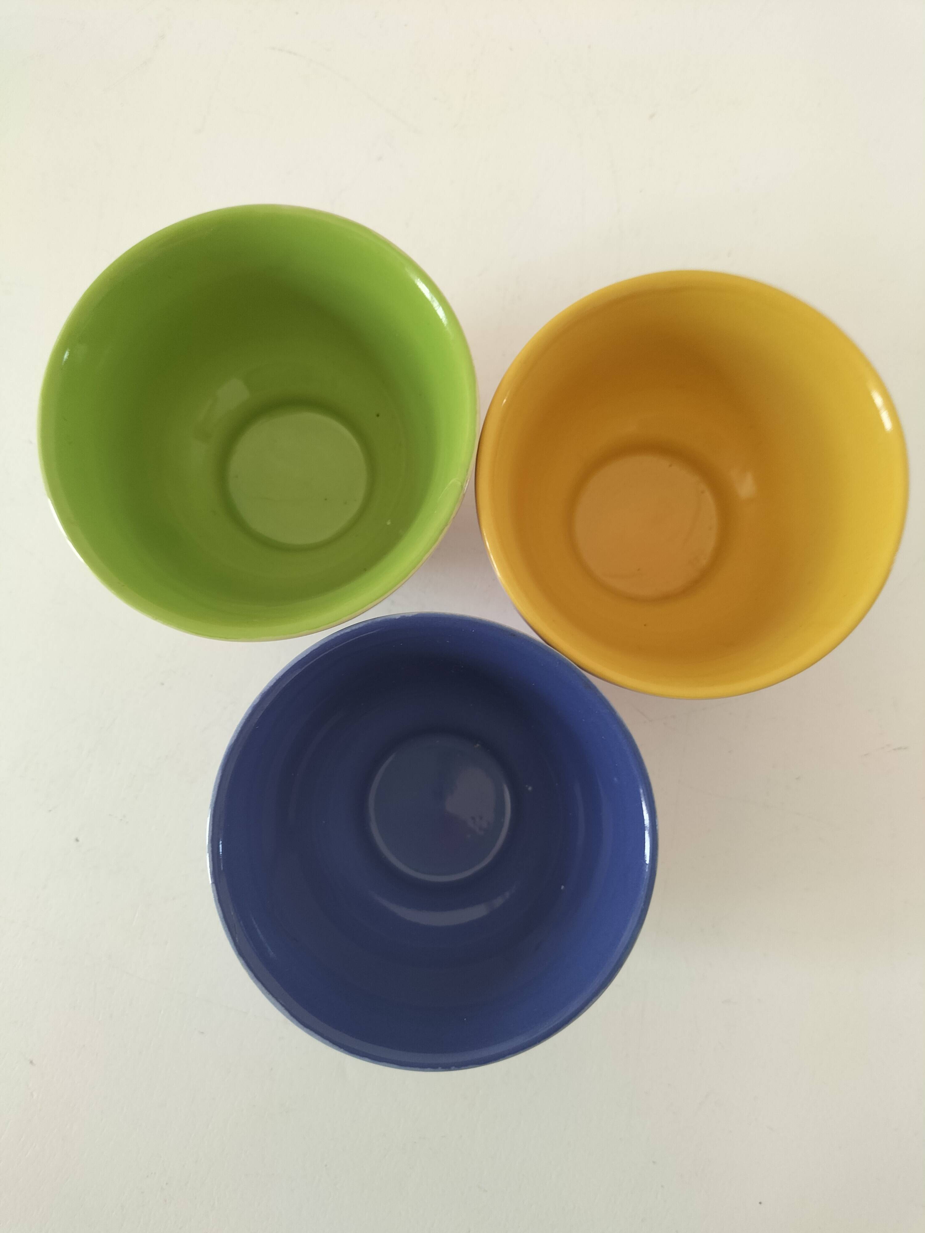 Set of three pastel two-tone mini bowls in glazed ceramic.