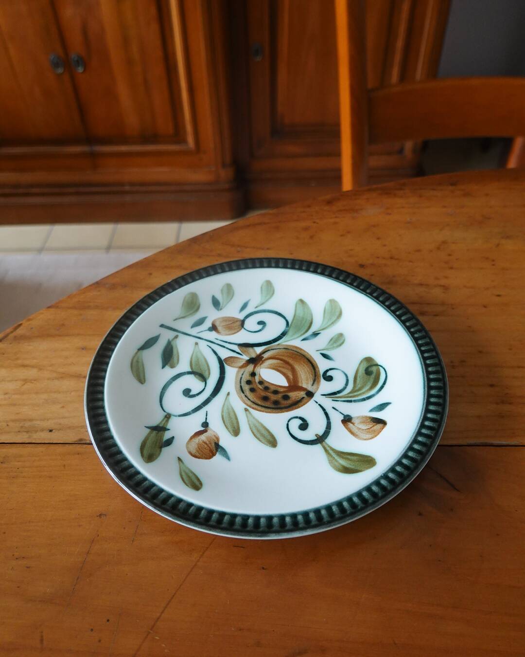 5 plates, mismatched dishes