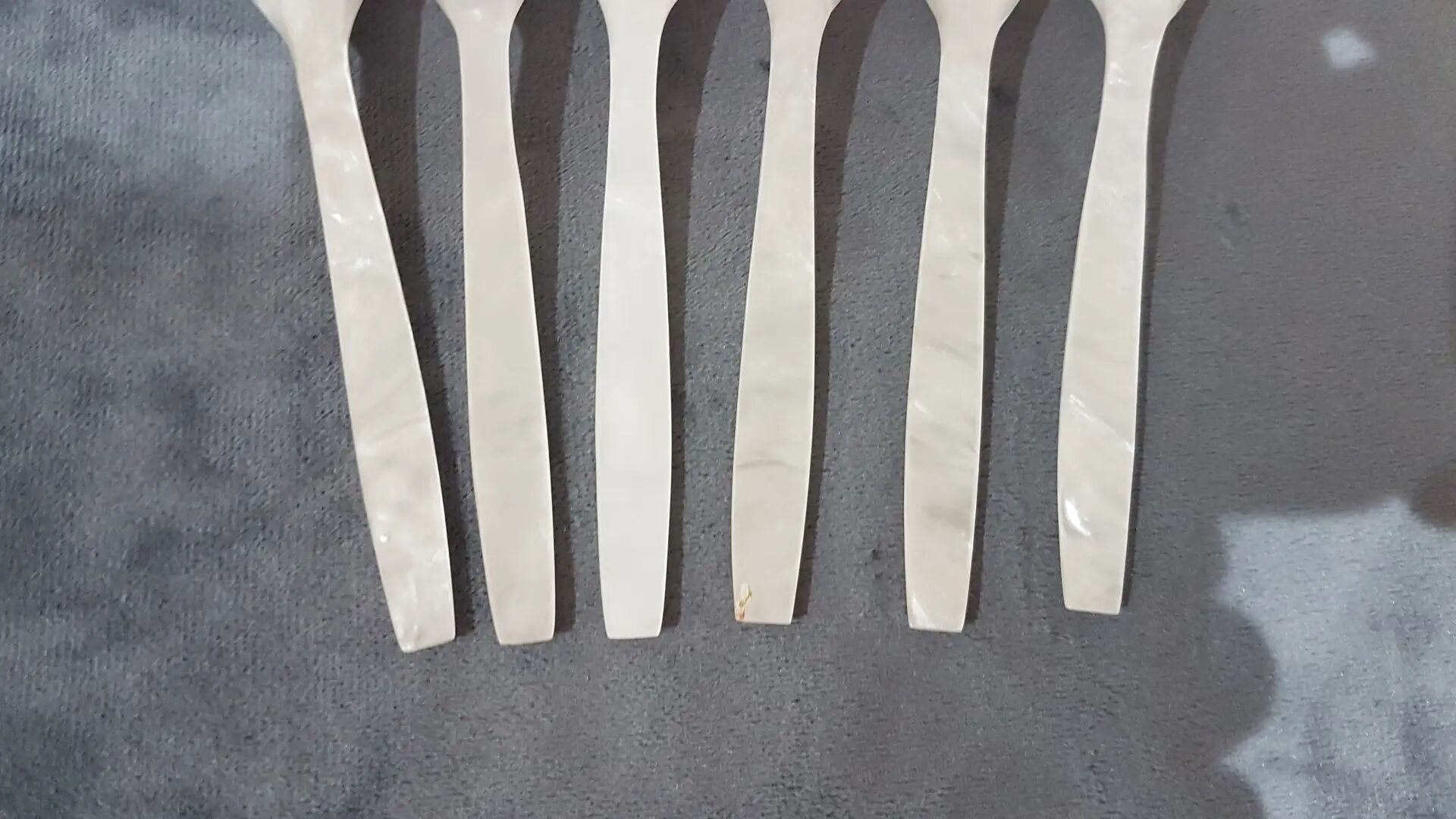 Ensemble de six cuillères à caviar, nacre blanche, Thaïlande, années 1980.