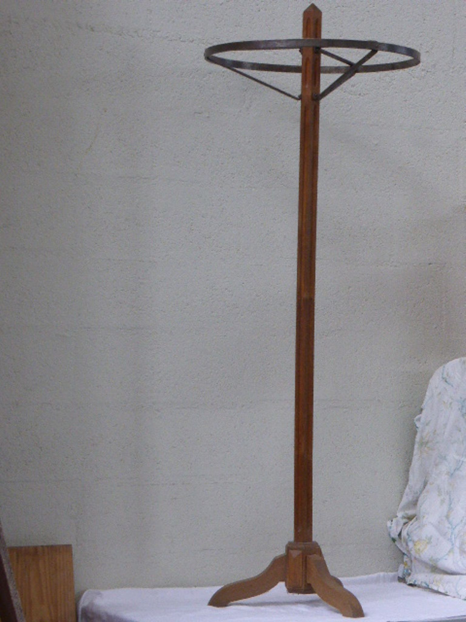 Coat rack in wood and metal