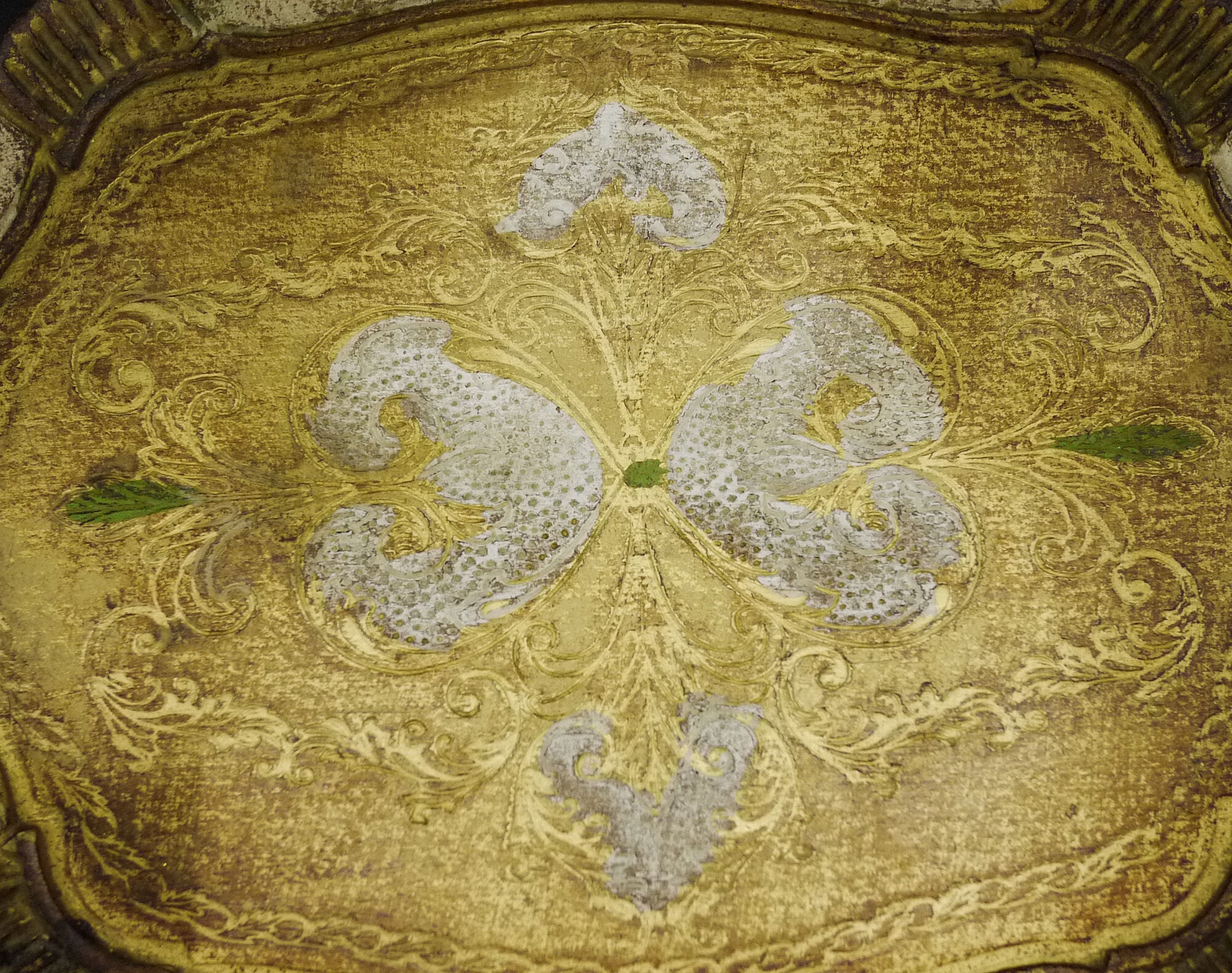 Florentine wooden tray painted with the hand of oval shape