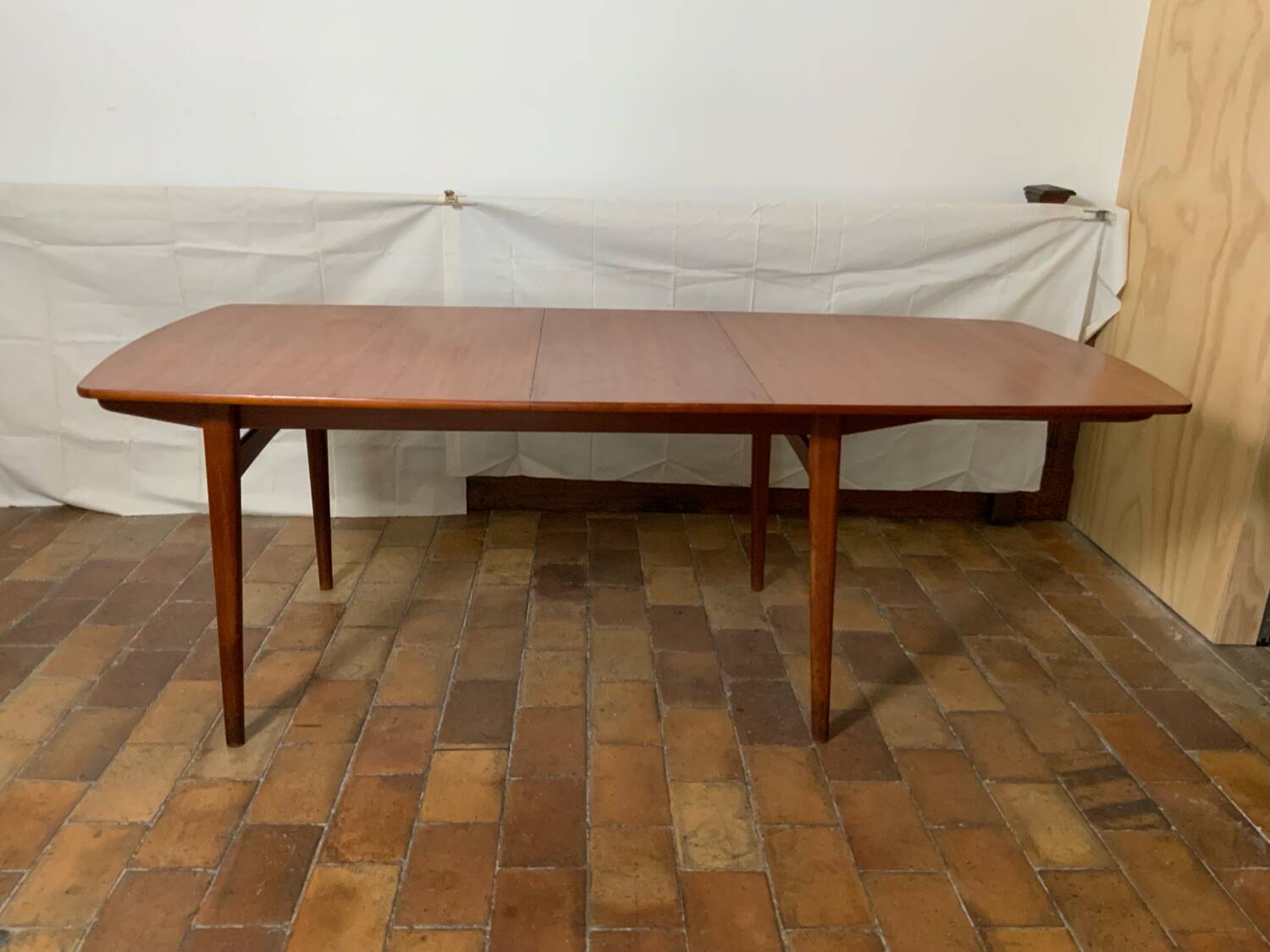 Extendable dining table