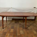 Extendable dining table