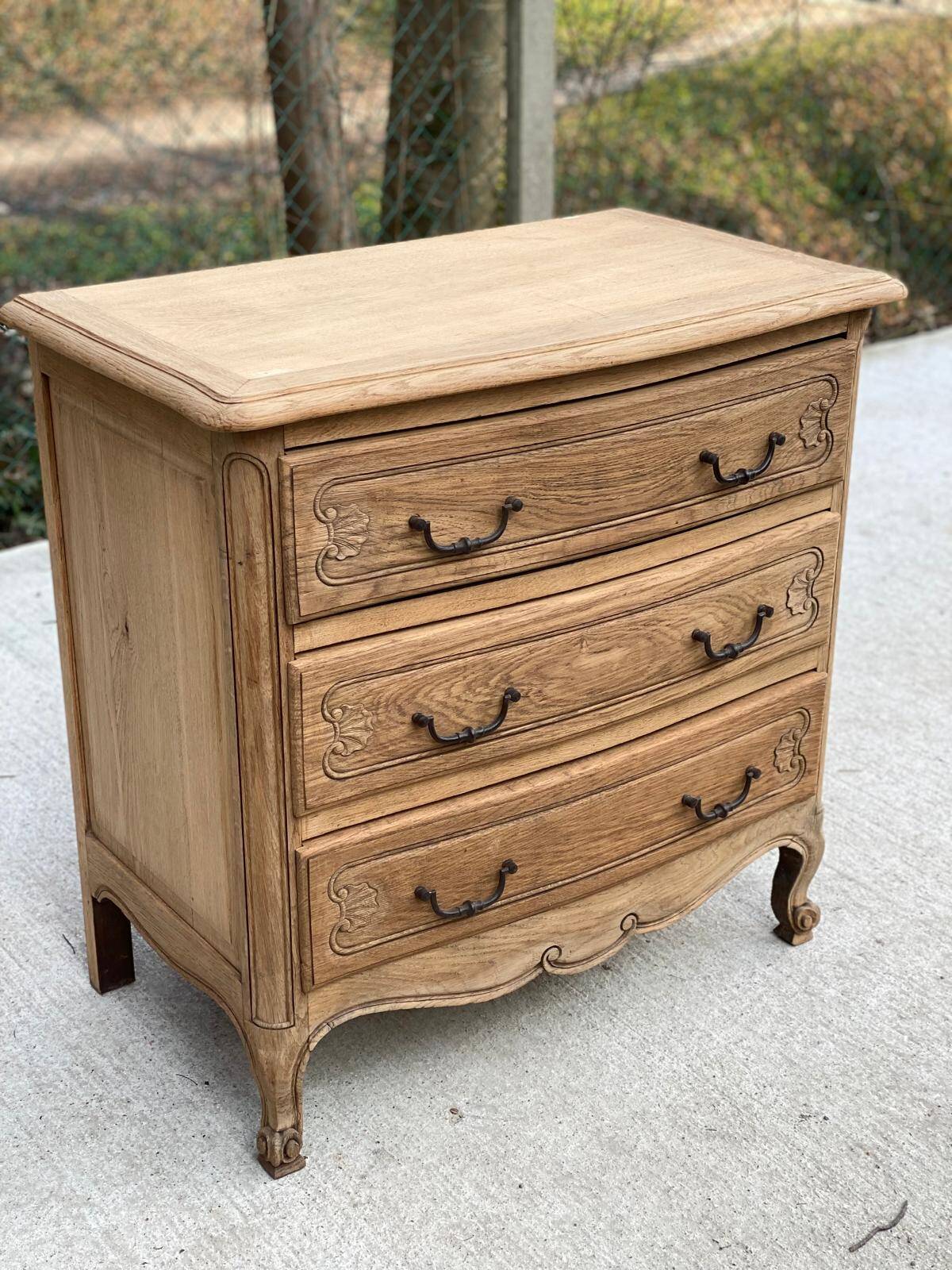 Commode vintage Louis XV rénovée en chêne brut