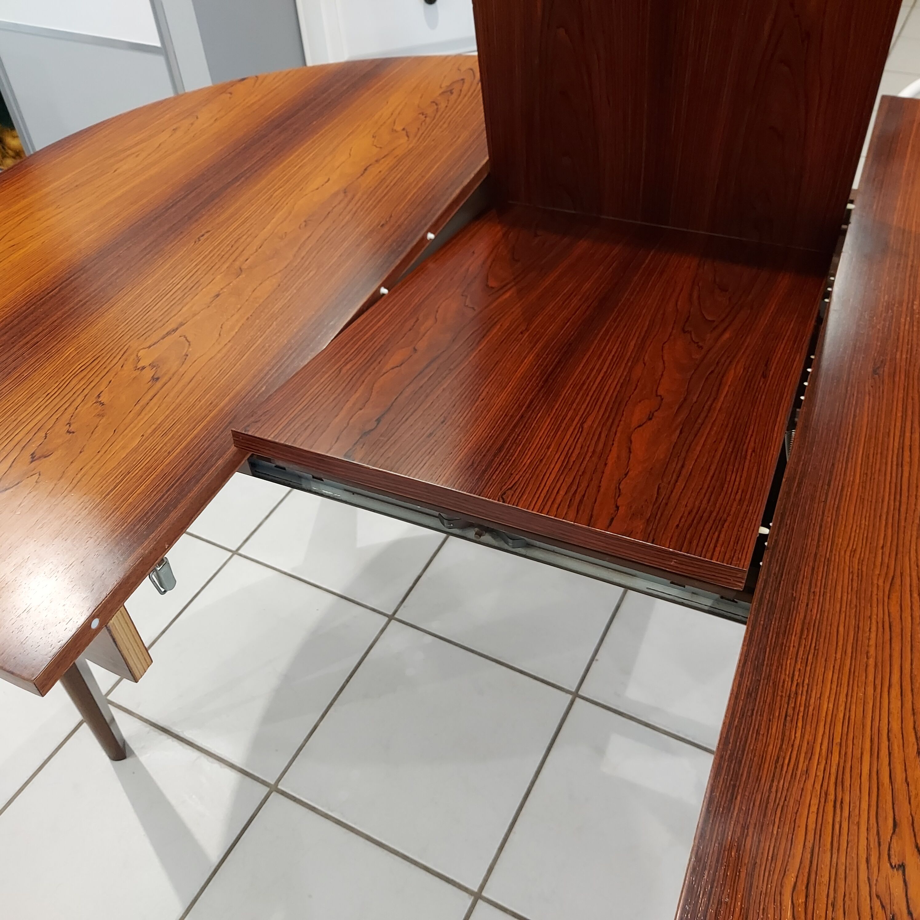 Expandable rosewood table vinrage 1970s