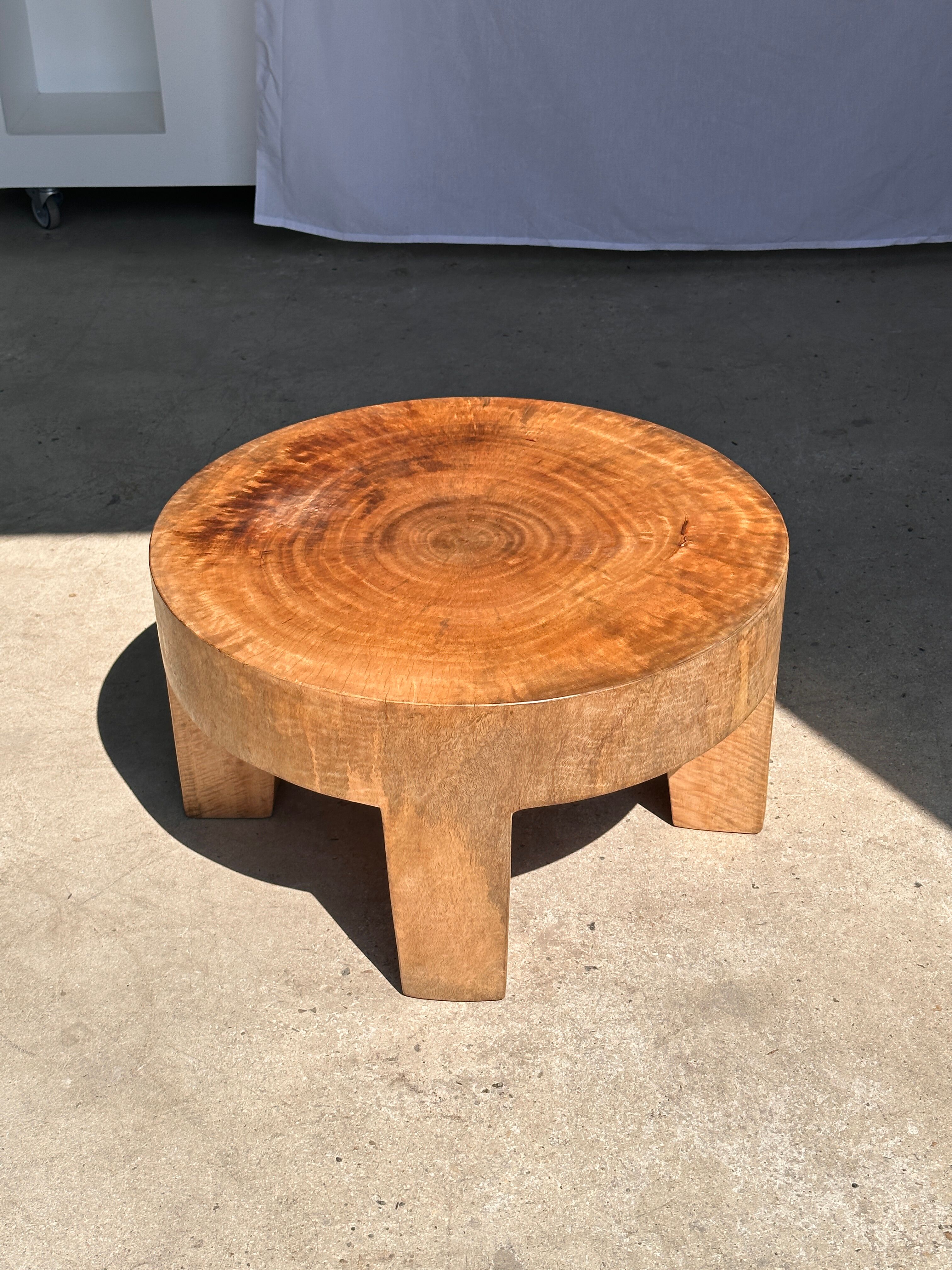 Quadripod coffee table in solid wood monoxyl natural color (dark)