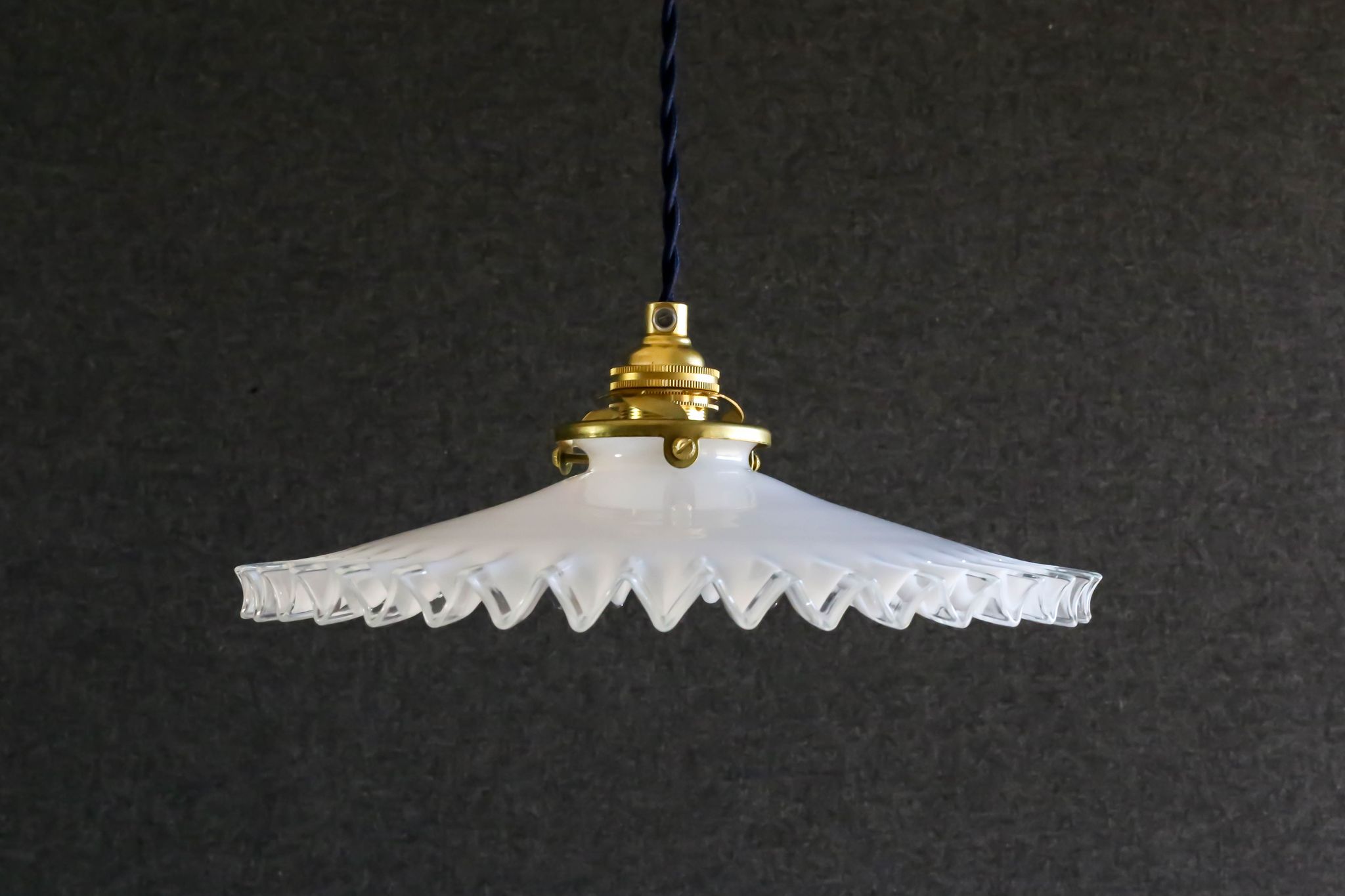 Suspension in white opaline crenellated edges with new cable and new brass socket