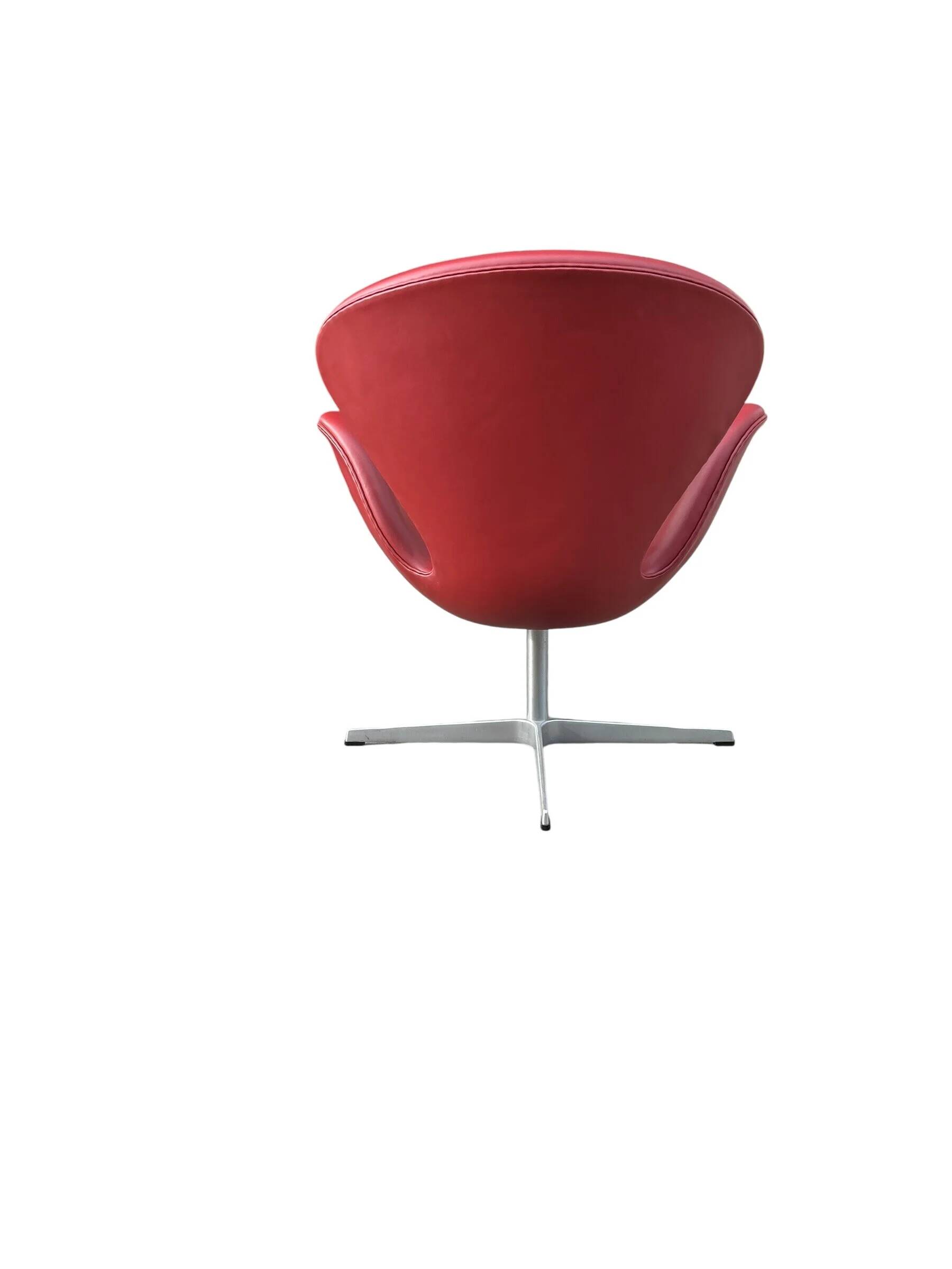 Swan chair by Arne Jacobsen for Fritz Hansen in Indian red leather