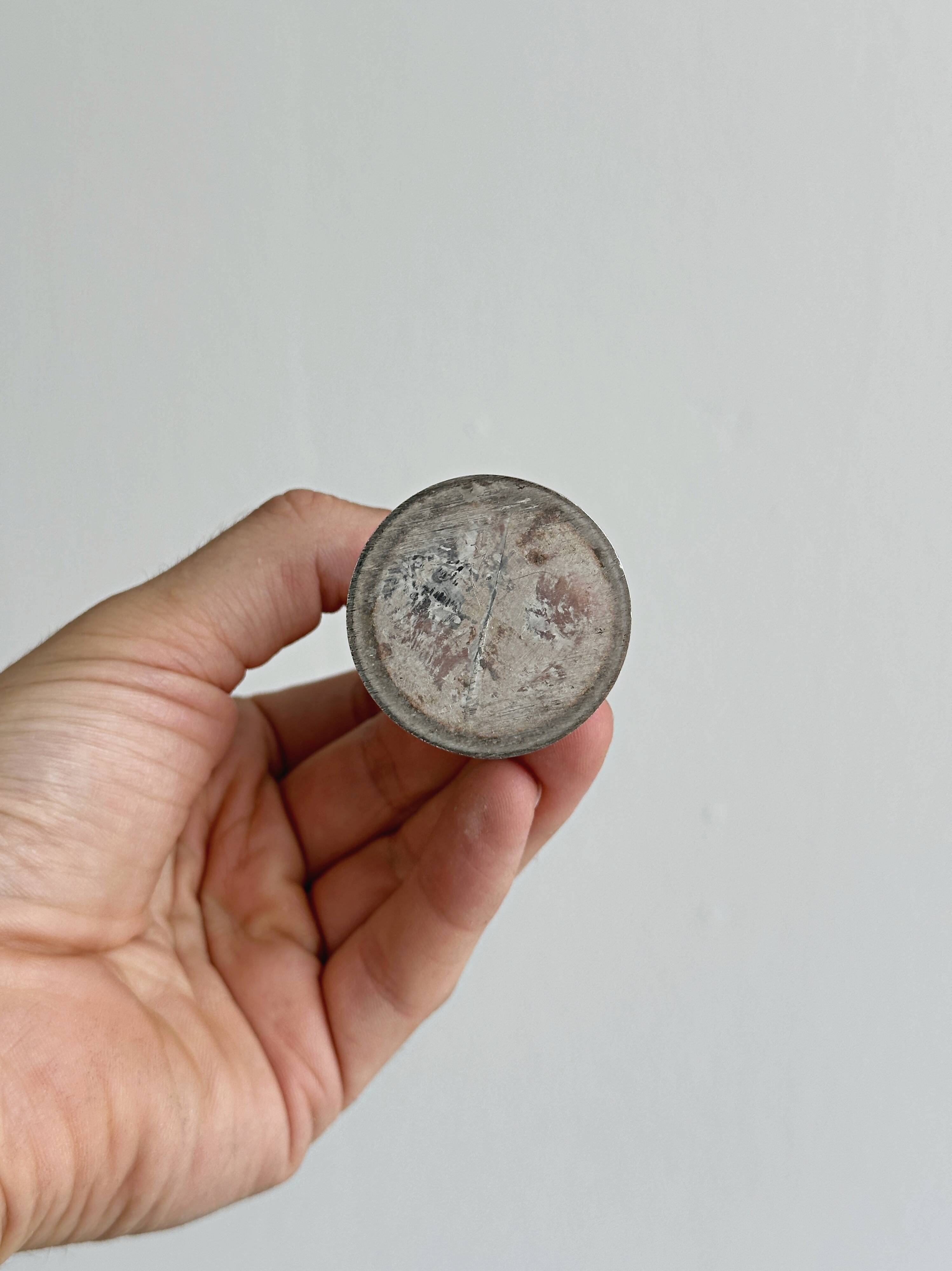 Small silver-coloured metal soliflore.
