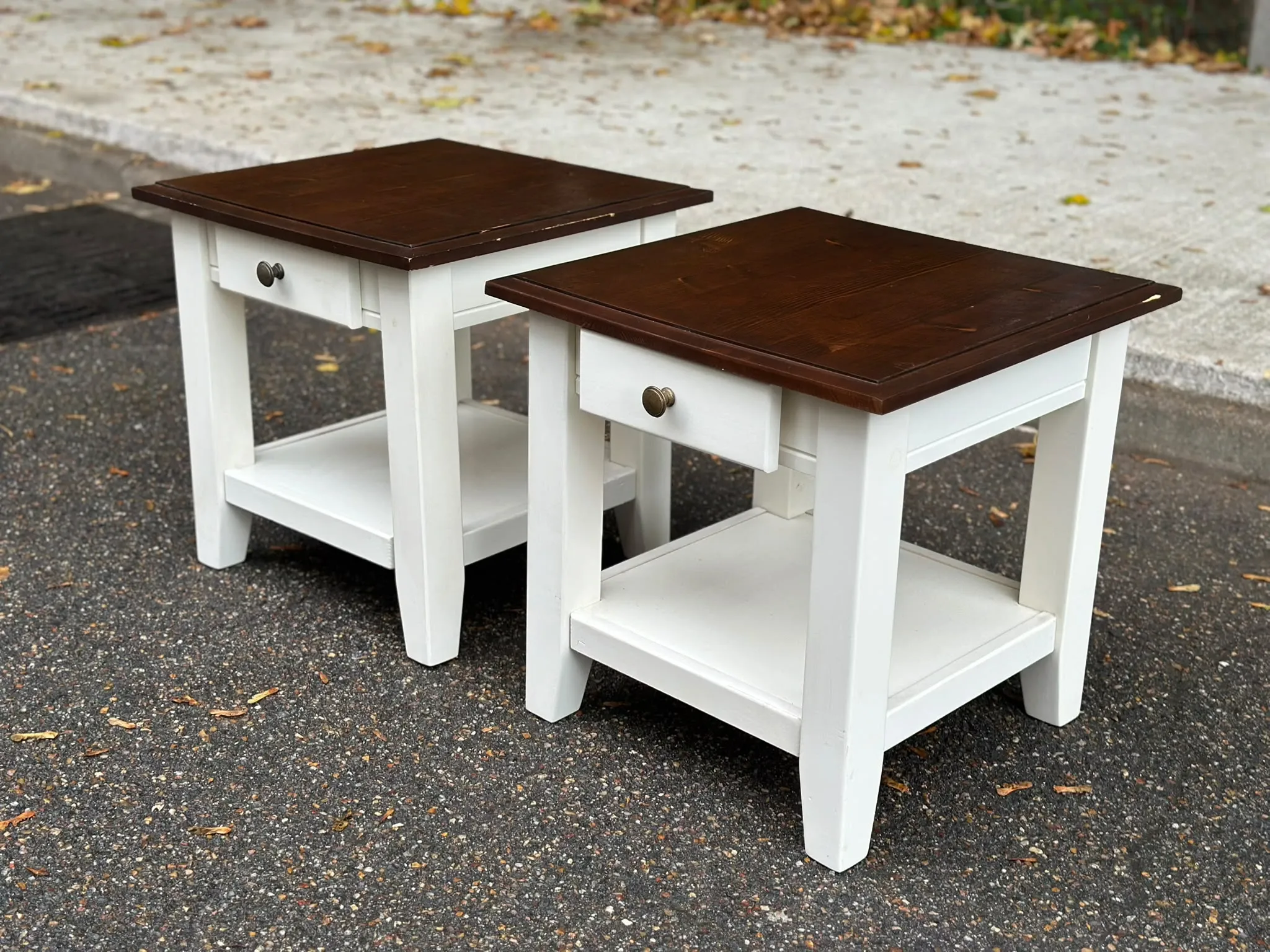2 farmhouse bedside tables in white and solid wood from 1990.