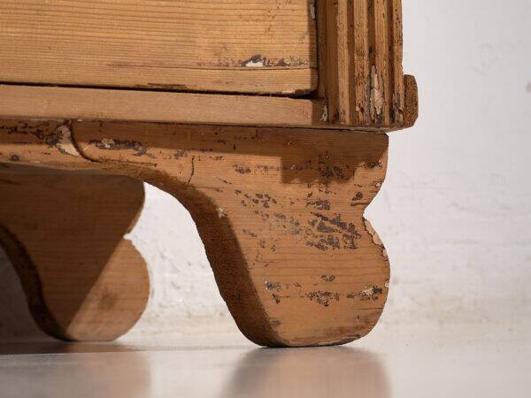 Commode ancienne en bois massif (vers 1920)