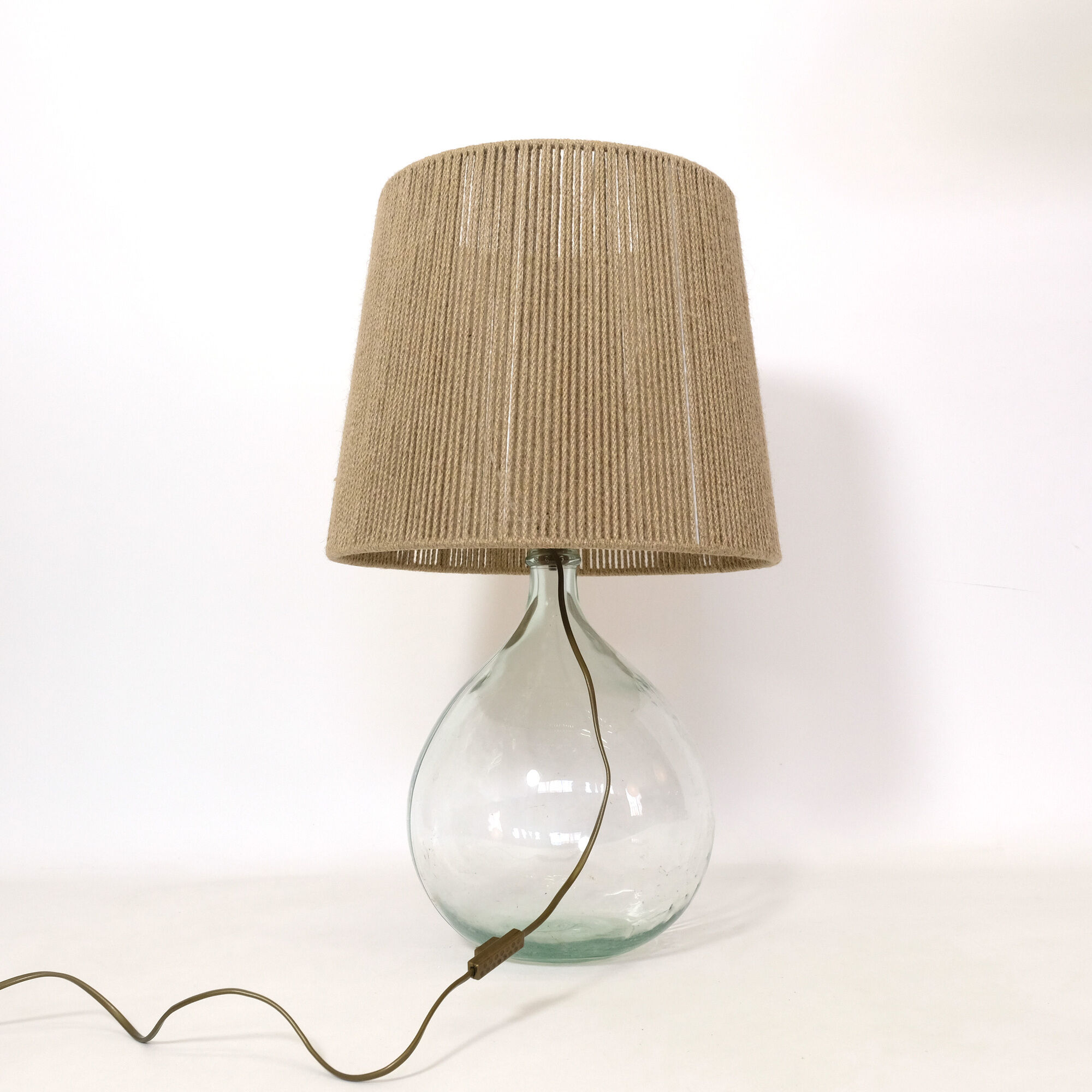 Table lamp from the 70s and 80s and its rope lampshade.