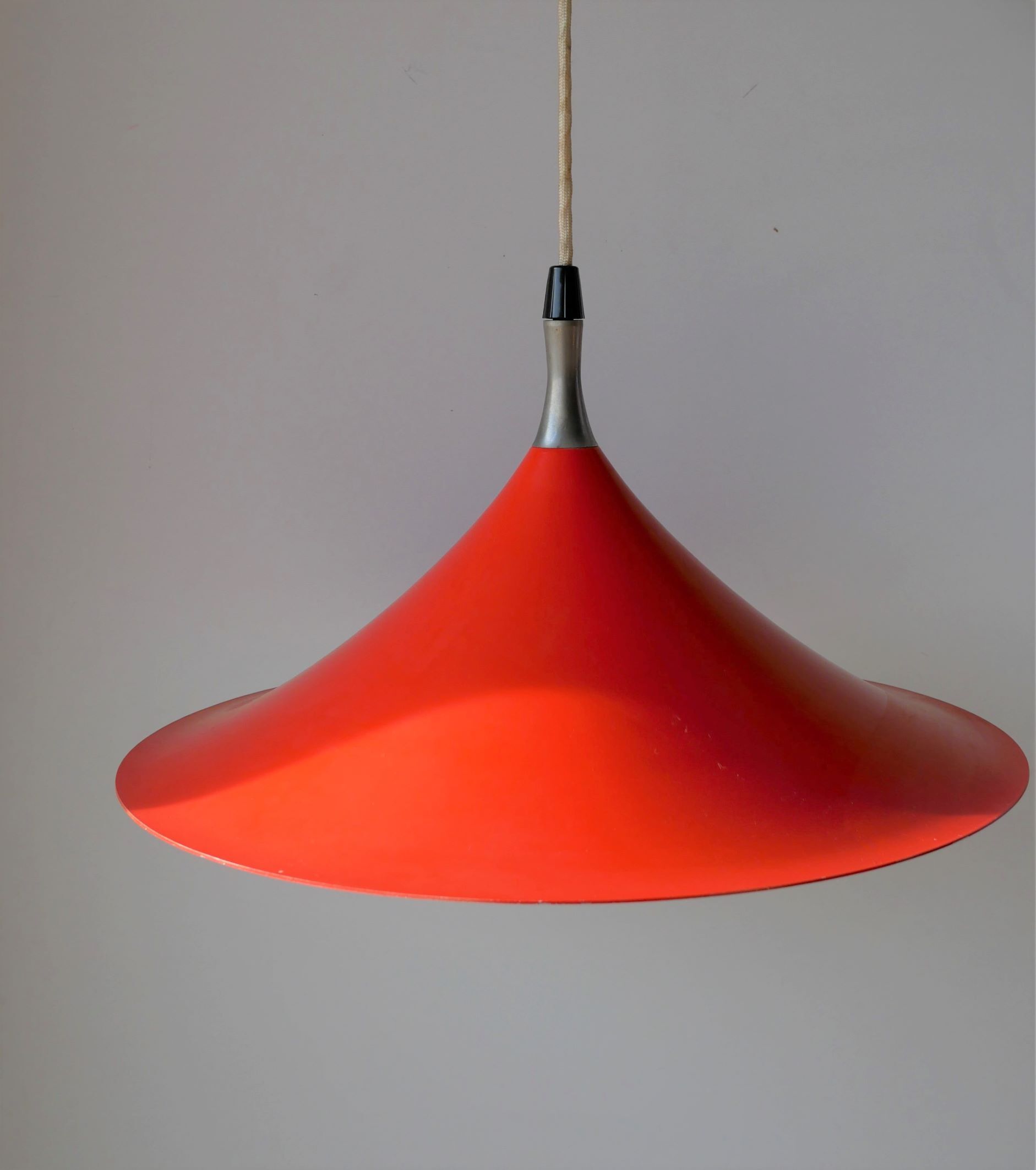 Tulip red metal hanging
