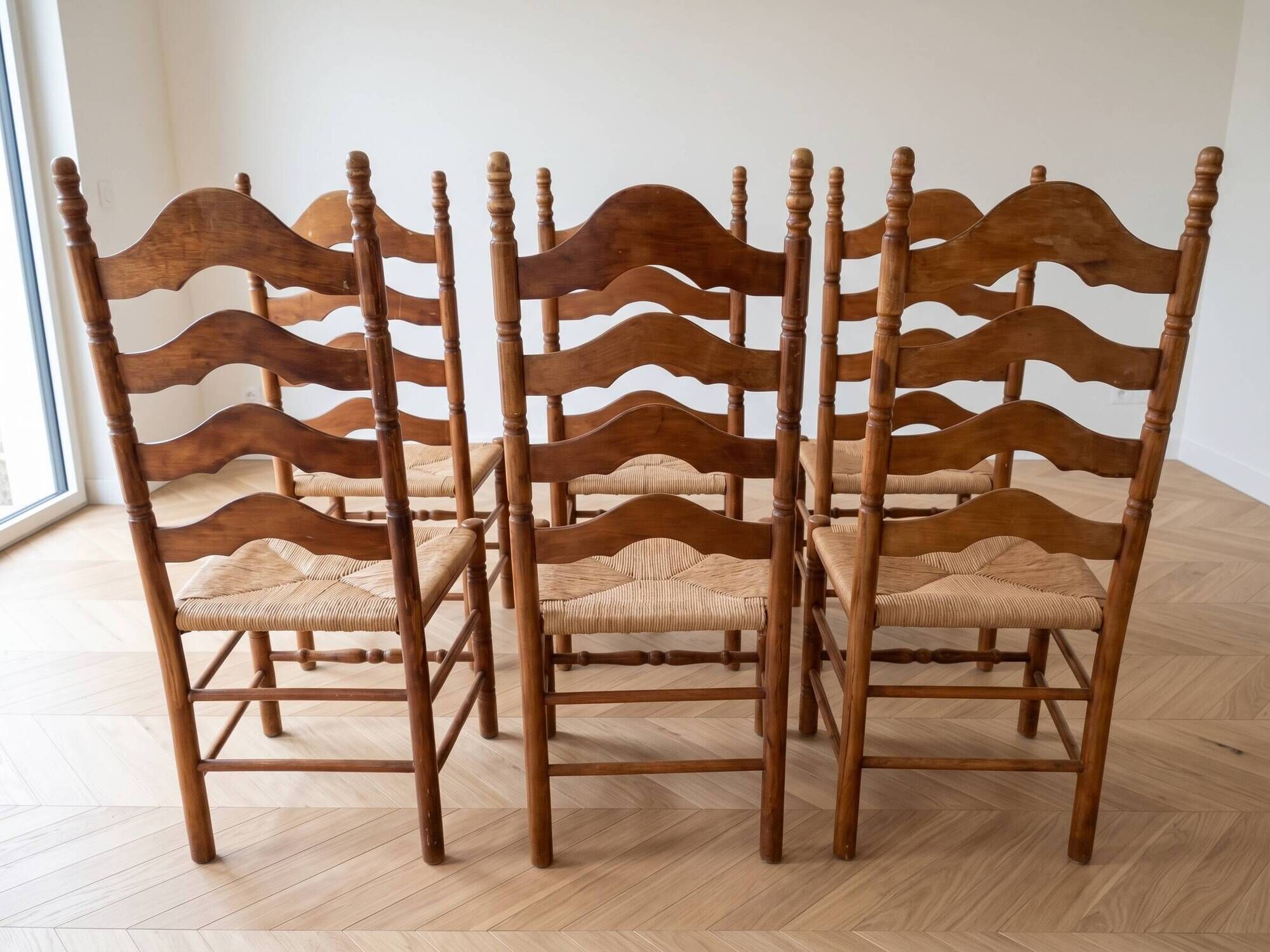 Set of 6 rustic-style chairs in wood and straw.