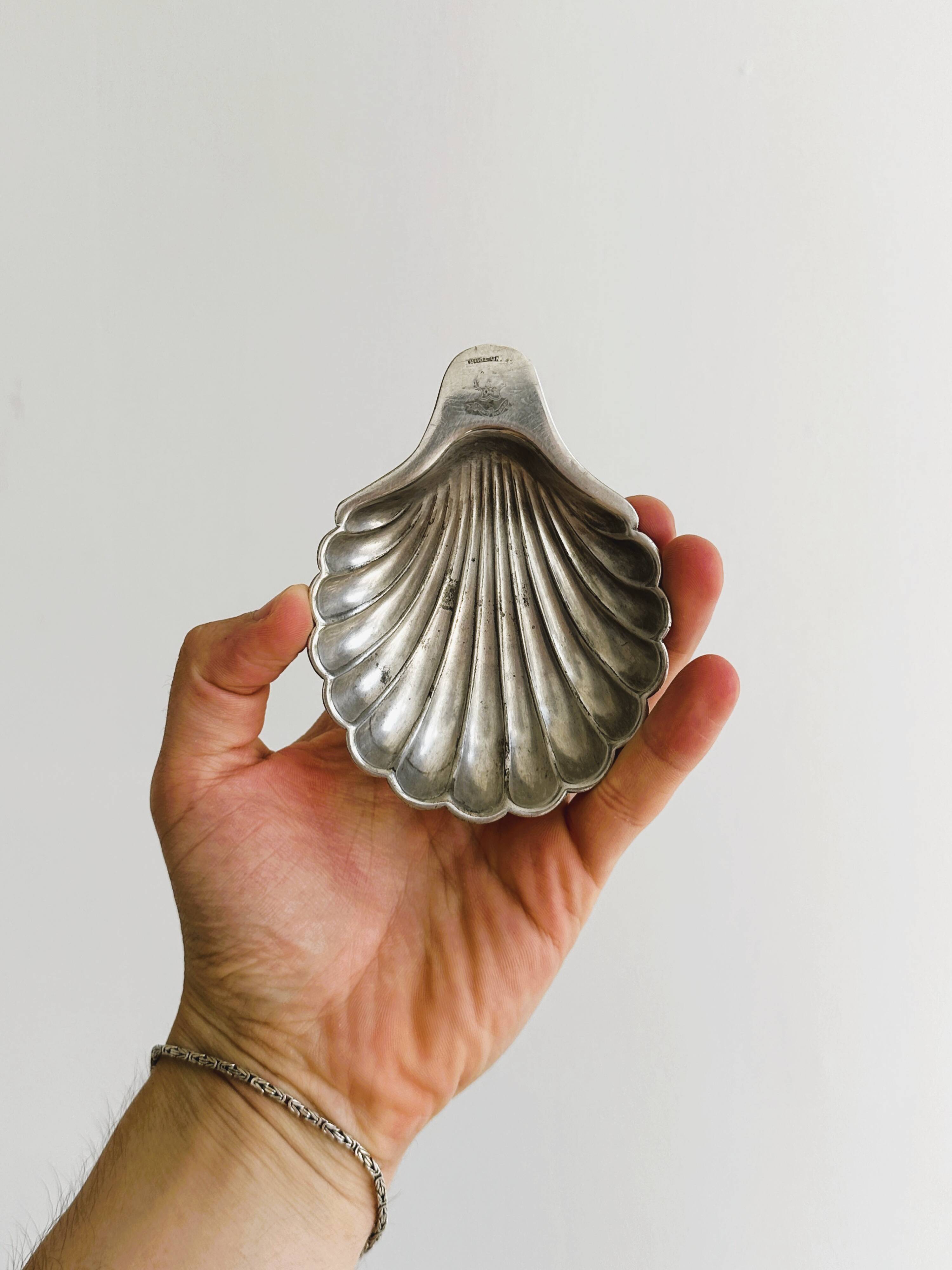 Small metal pocket emptier