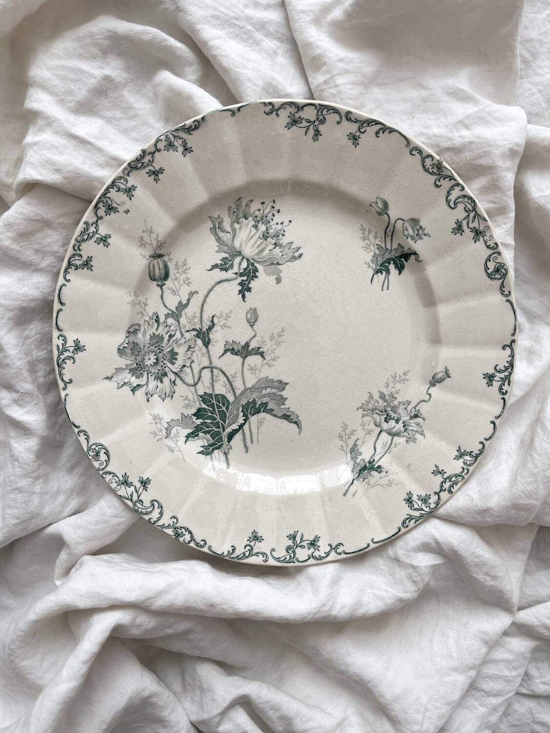 Round ironstone dish “Pavots” Choisy le Roi