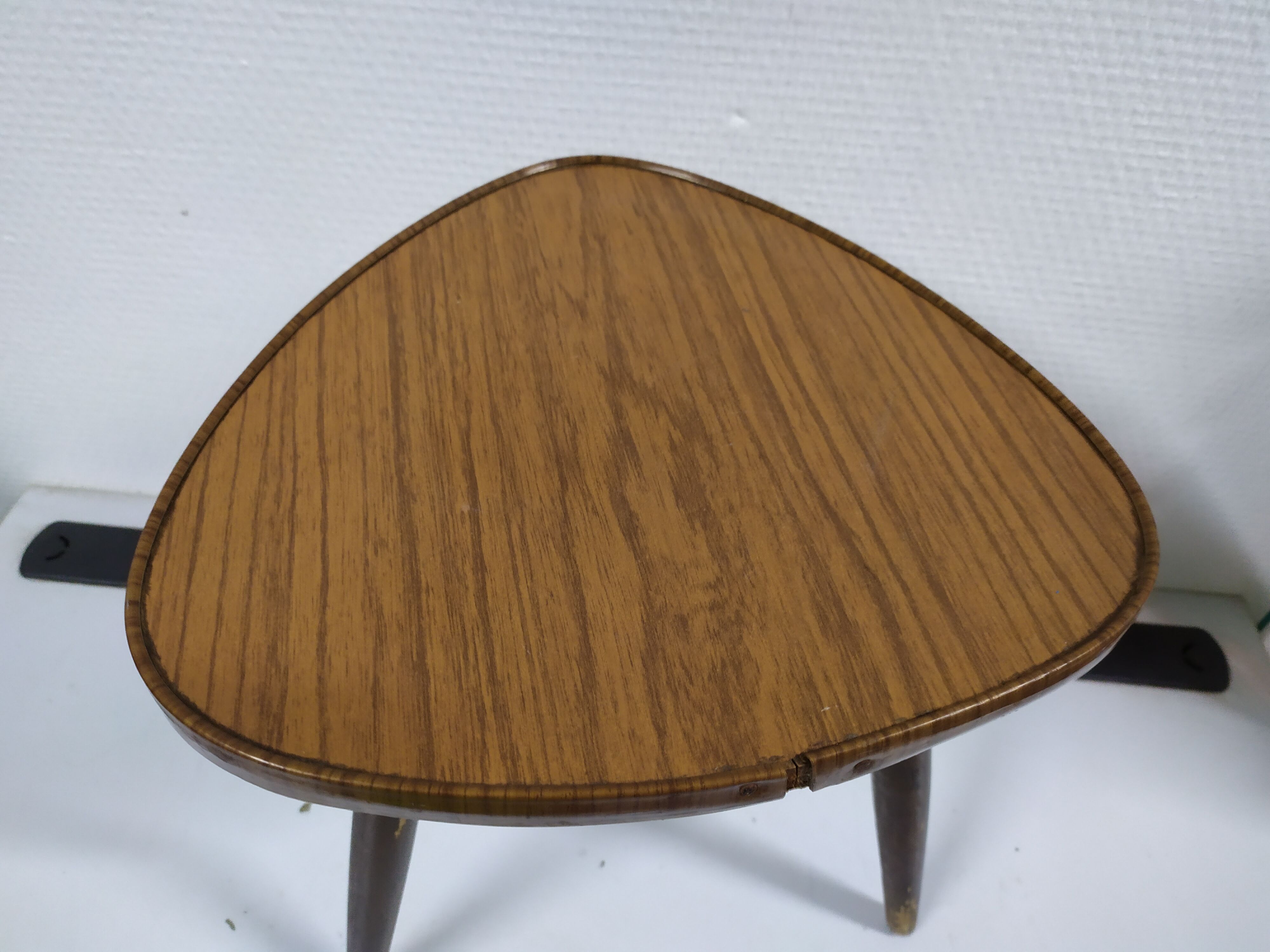 Tripod healer braun formica carries plant