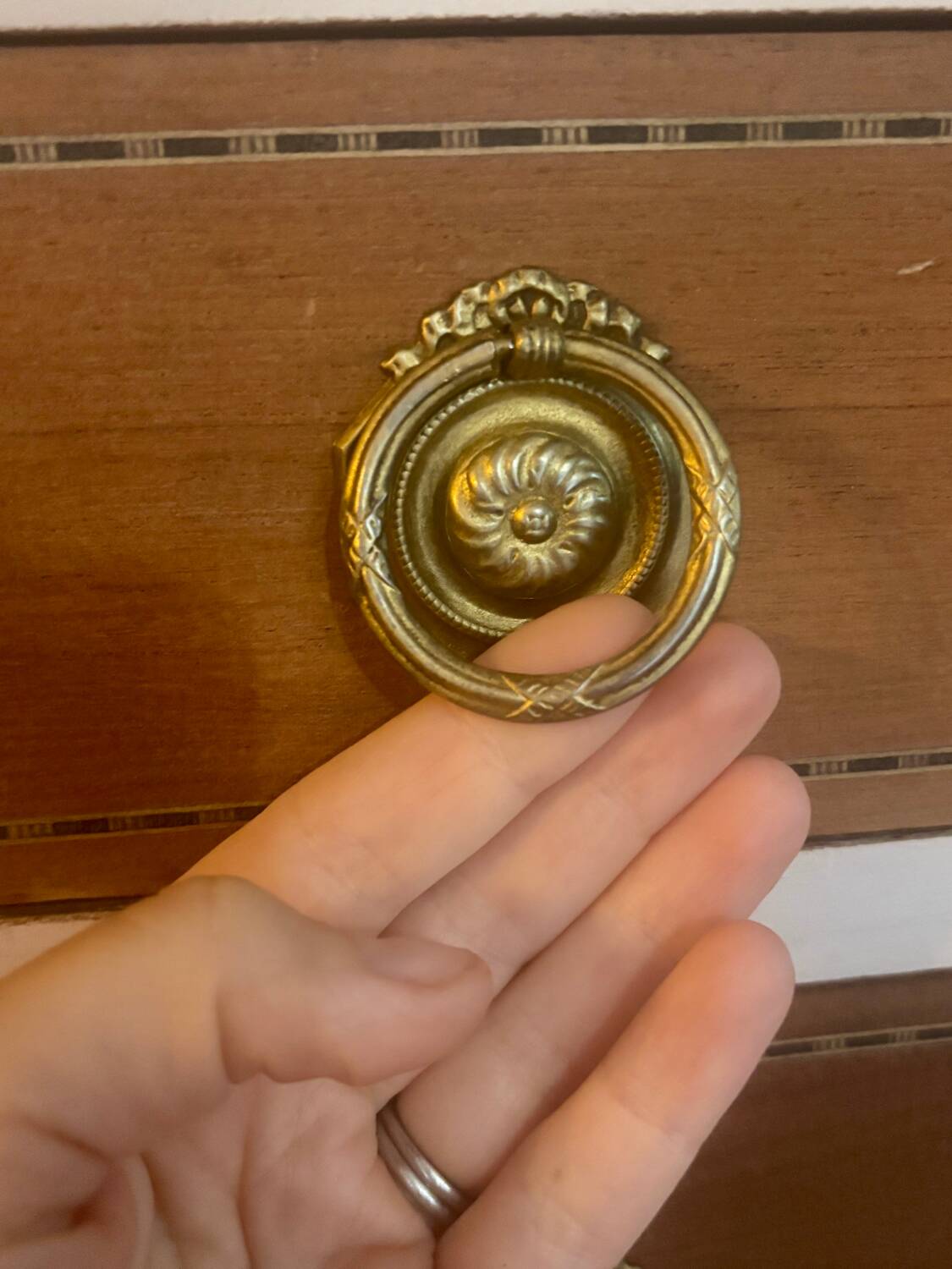 Commode ancienne française en merisier avec miroir – restaurée et peinte