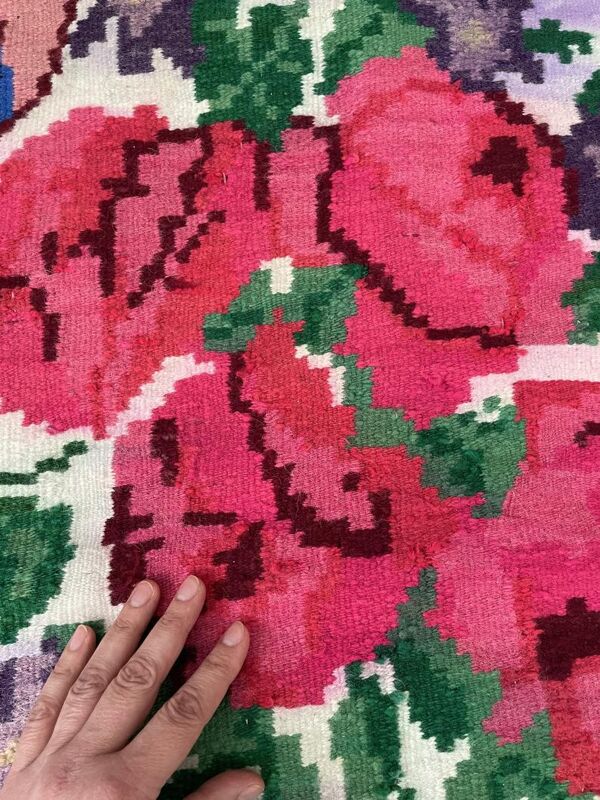 tapis de laine florale de tapis moldave fait main, noir et blanc avec des fleurs colorées