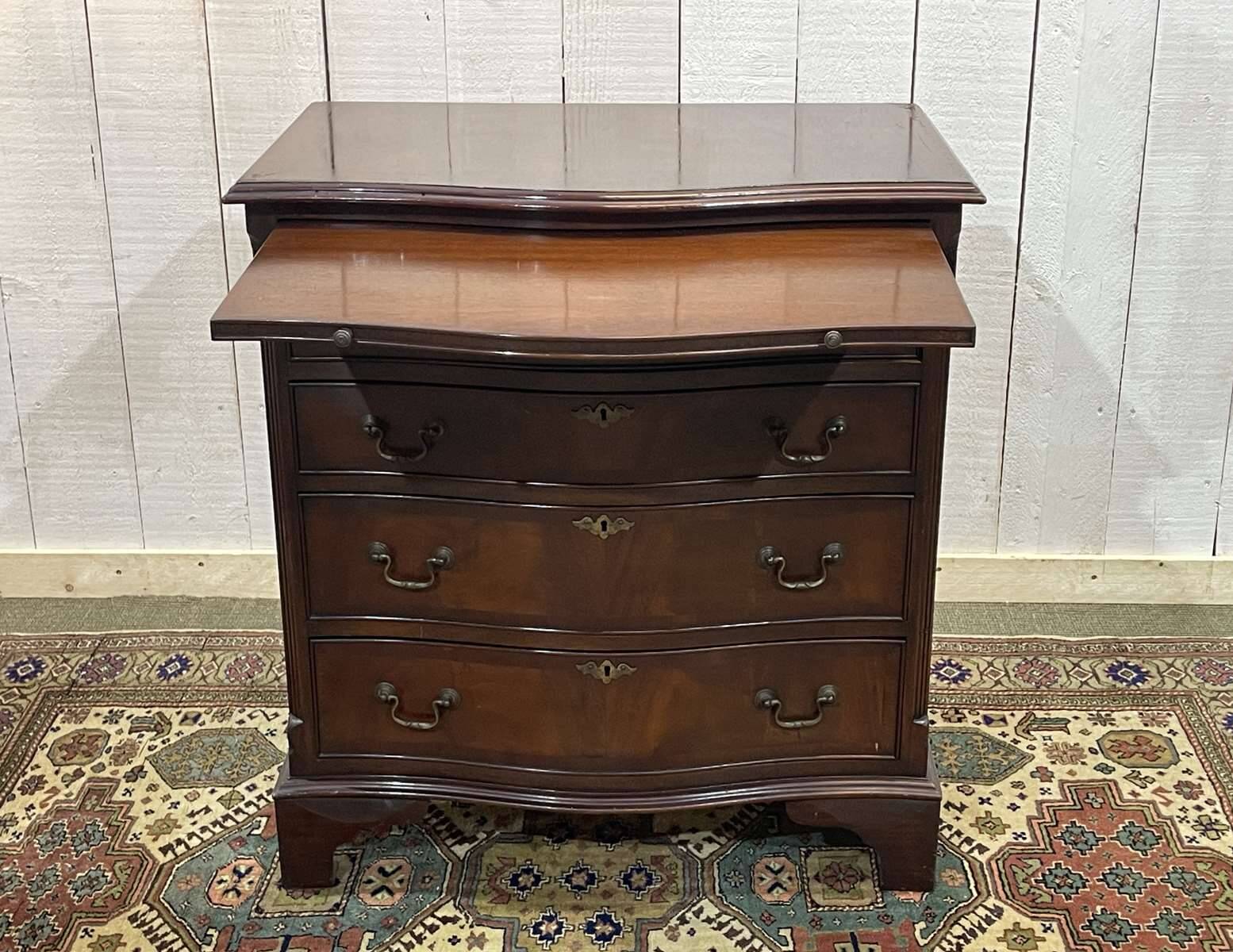 Commode anglaise des années 1950 en acajou avec une tablette