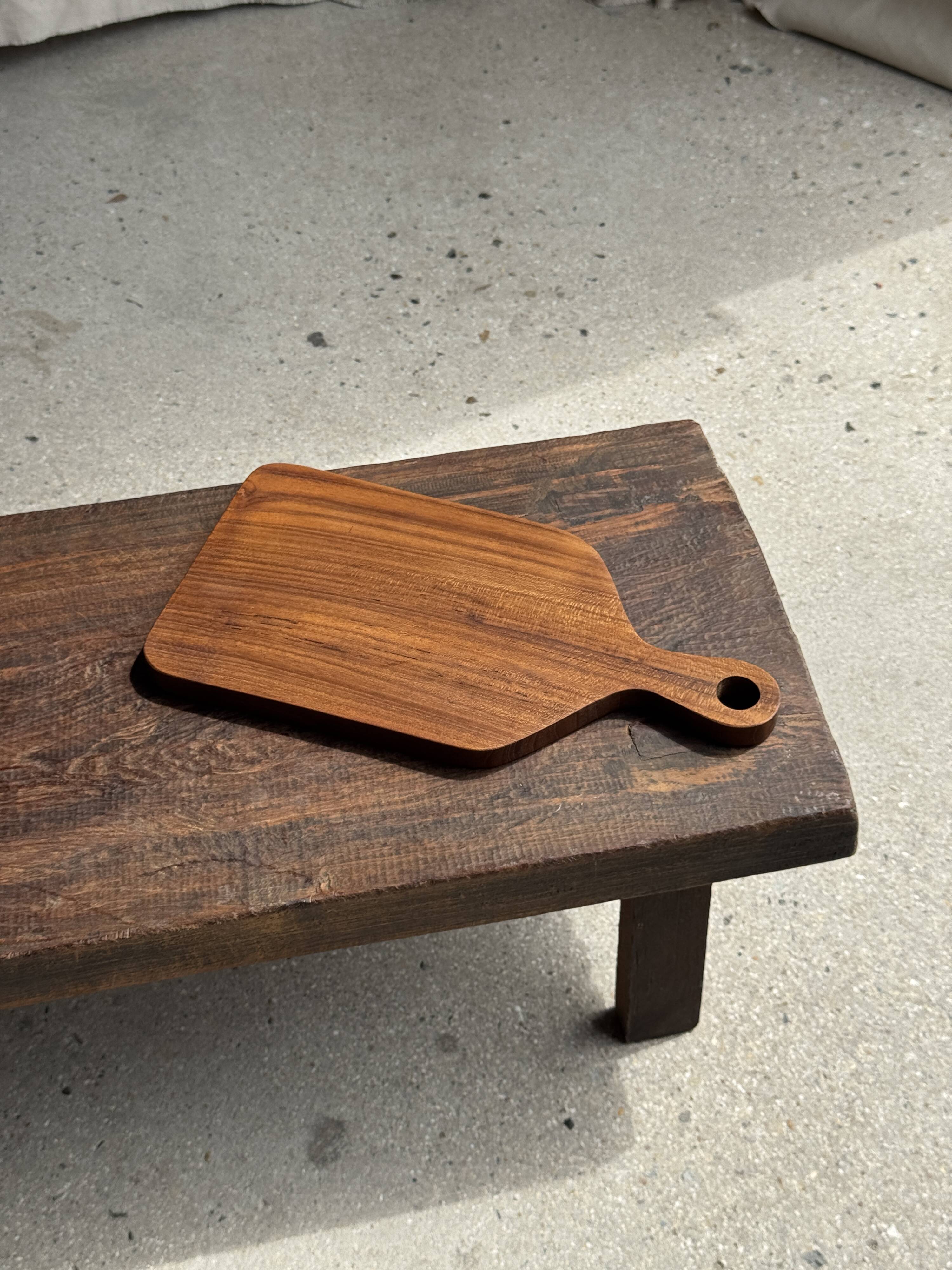 Rectangular solid teak chopping board with elongated handle 30x16.