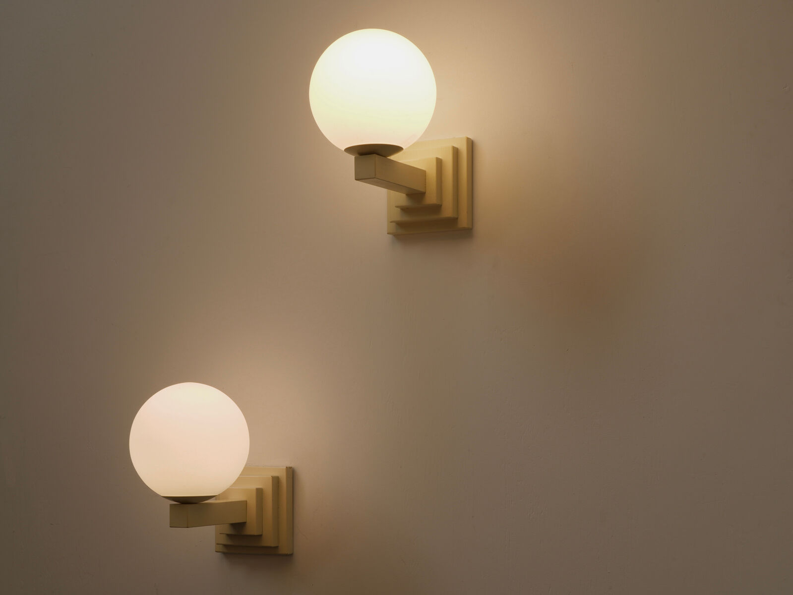 Paire d'appliques postmoderne en bois et verre circa 1980