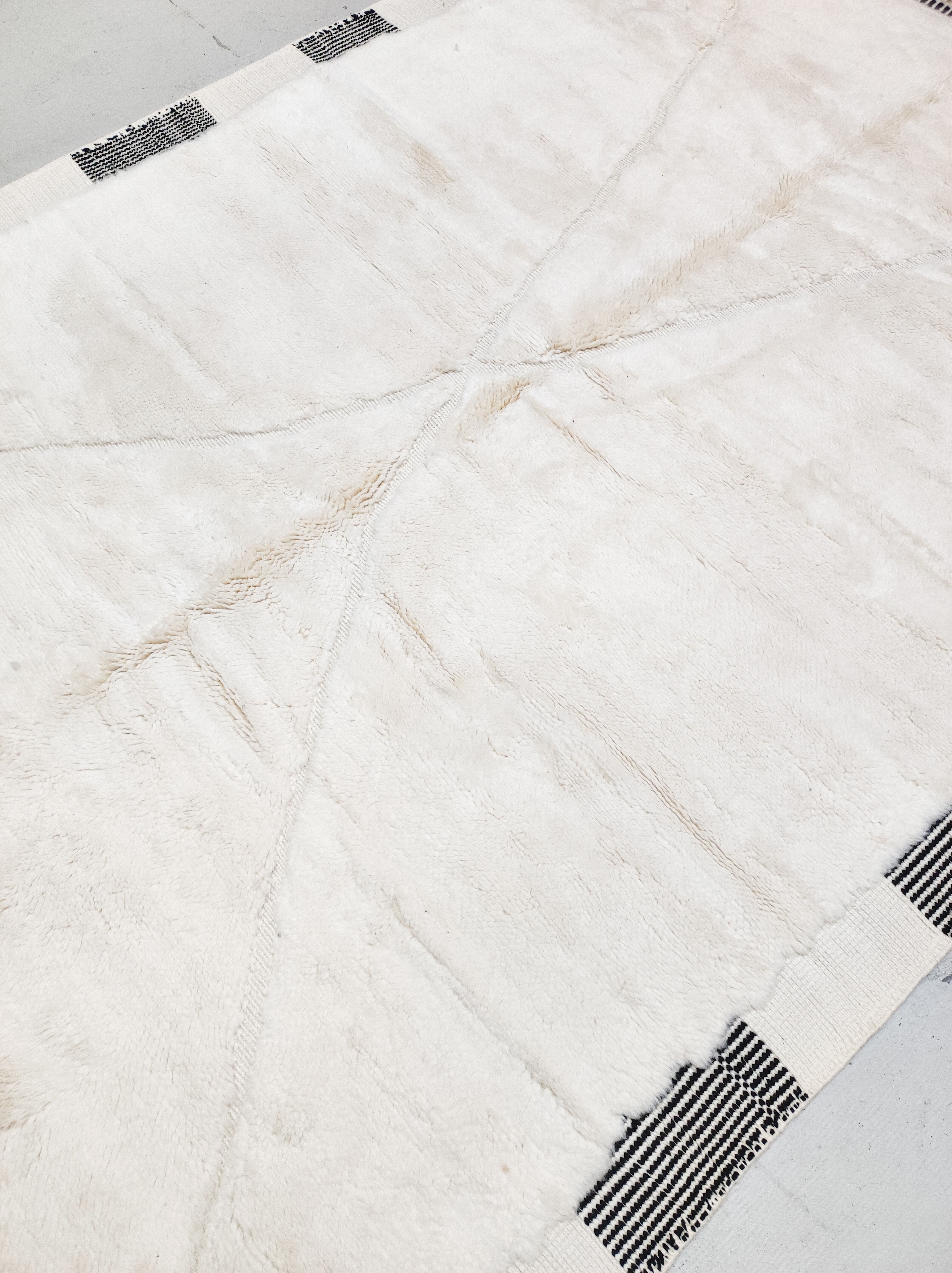 Moroccan Berber carpet m'rirt ecru diamonds engraved 3x212m