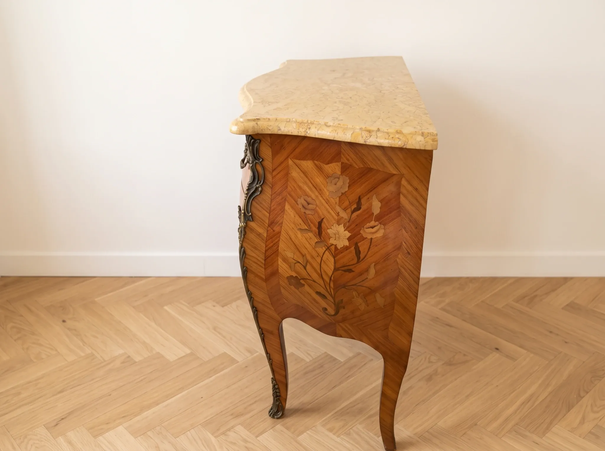 Commode sauteuse style Louis XV en marqueterie et marbre