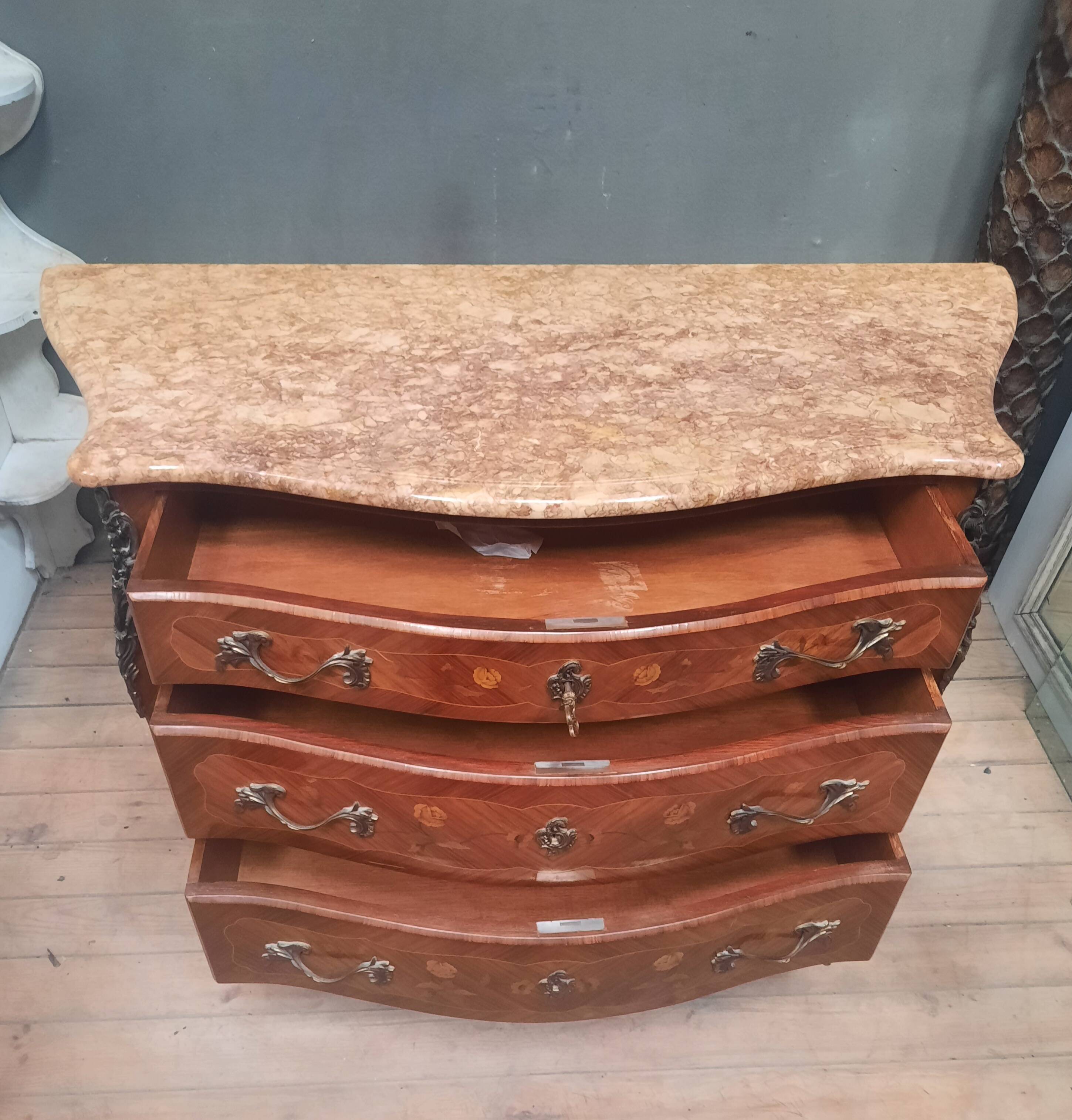 Commode style Louis XV en marqueterie de fleurs