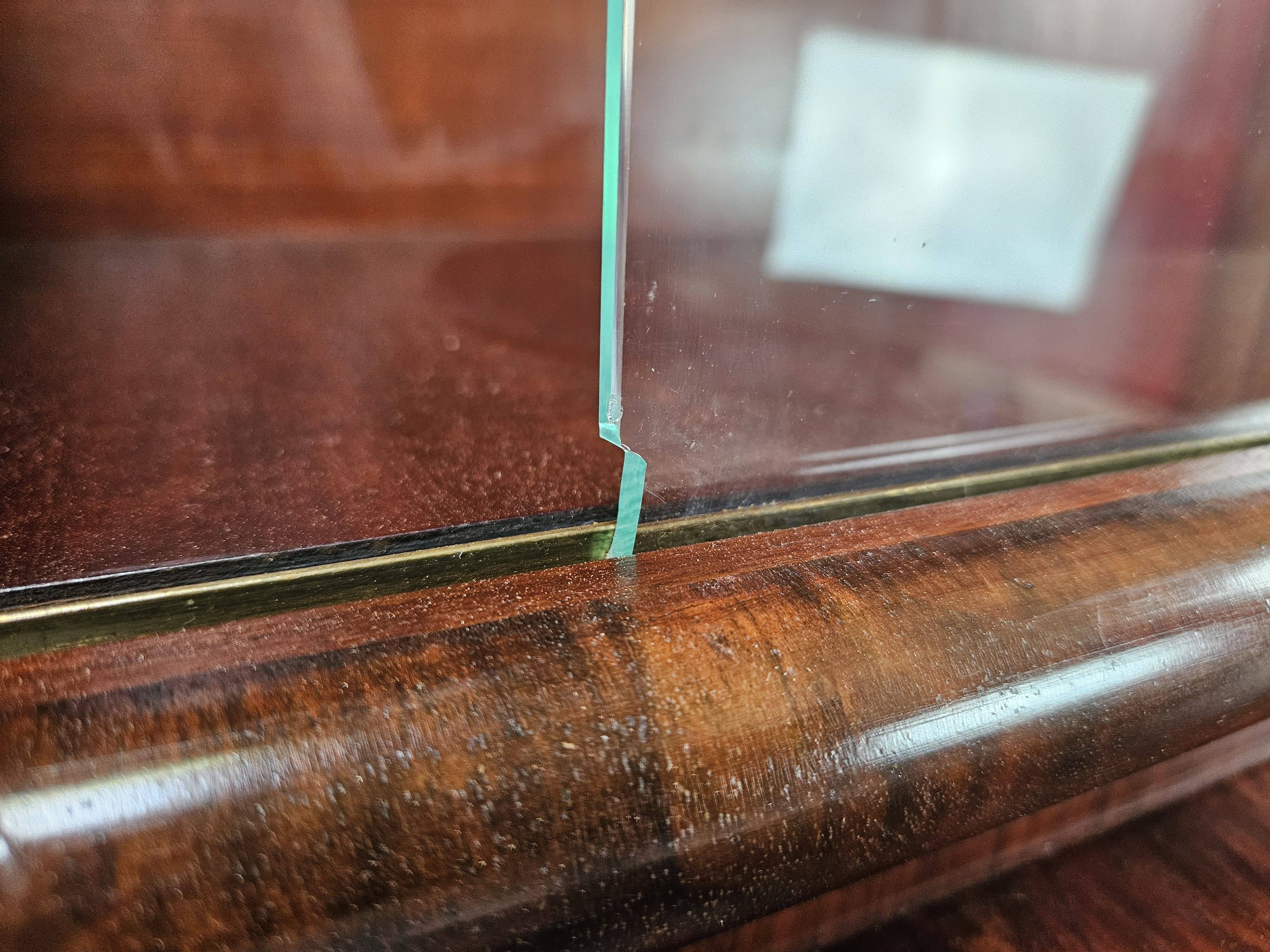 Vitrine Art Déco des années 1930 en noyer et racine de noyer