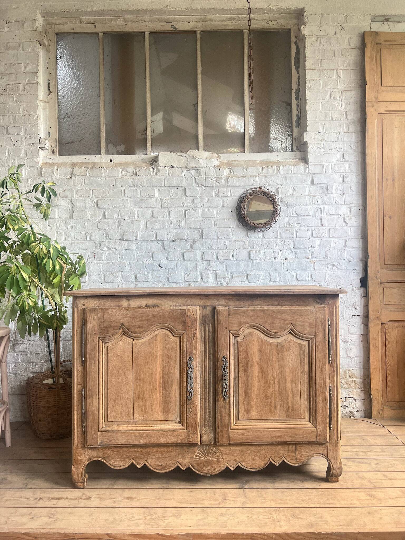Ancien buffet de chasse en chêne massif