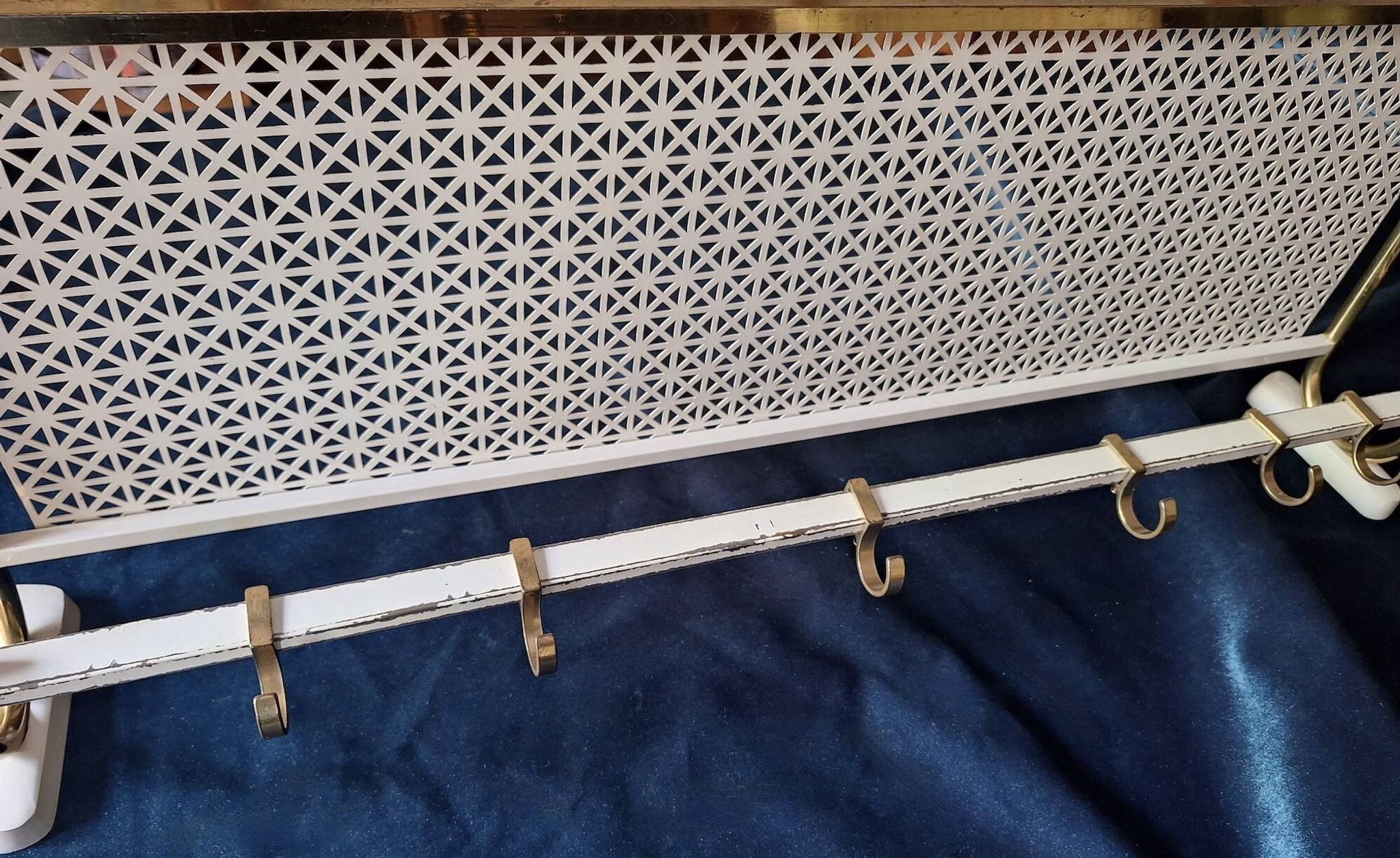 Porte-manteaux et chapeaux en laiton et métal perforé, années 1960