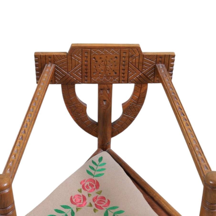 2 chaises de moine scandinaves / suédoises / sculptées avec dossier