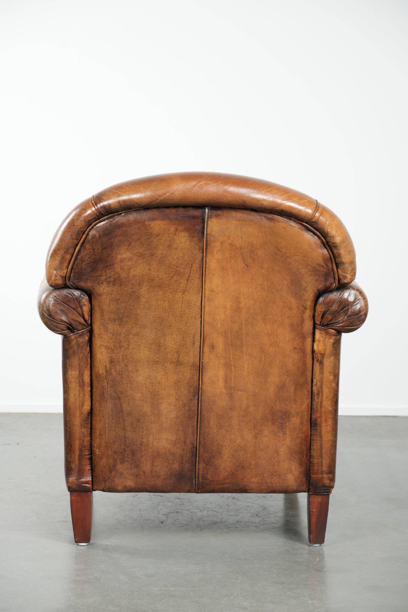 Sheepskin armchair with a beautiful vintage look and decorative nail finish