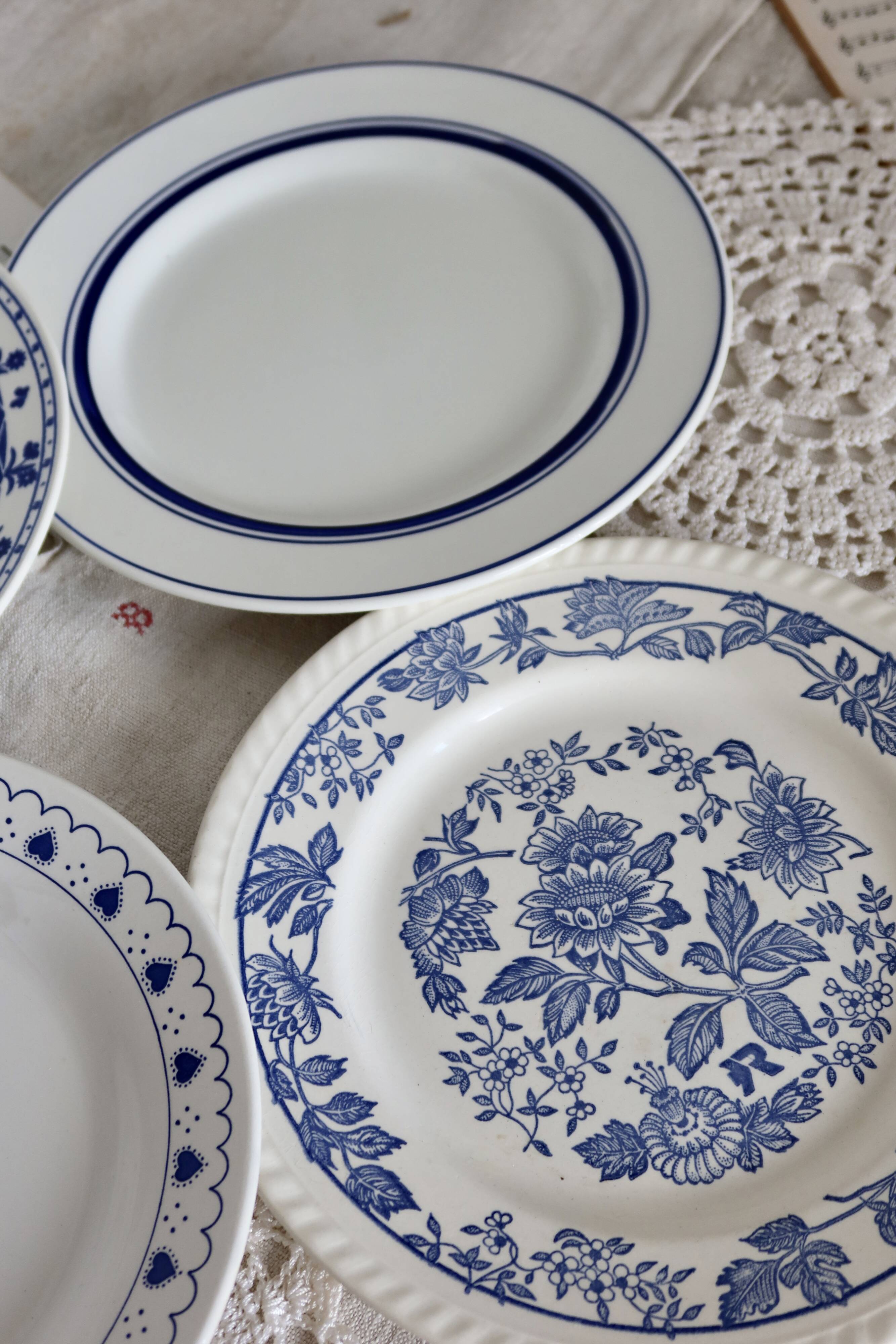 4 vintage mismatched flat plates in blue and white earthenware porcelain - Lot Emma