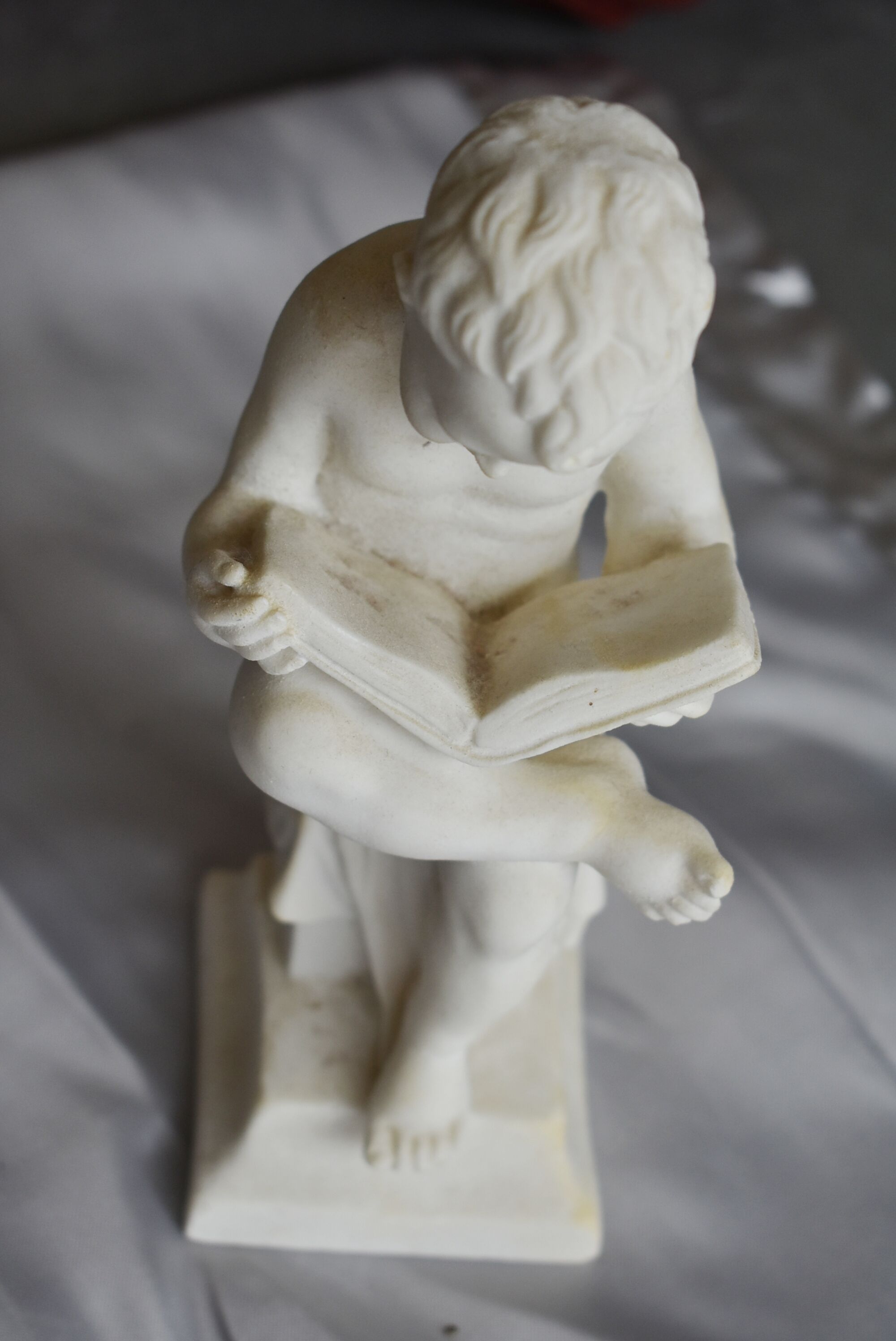 Charming Canova style children's statuette in marble powder (Italy)