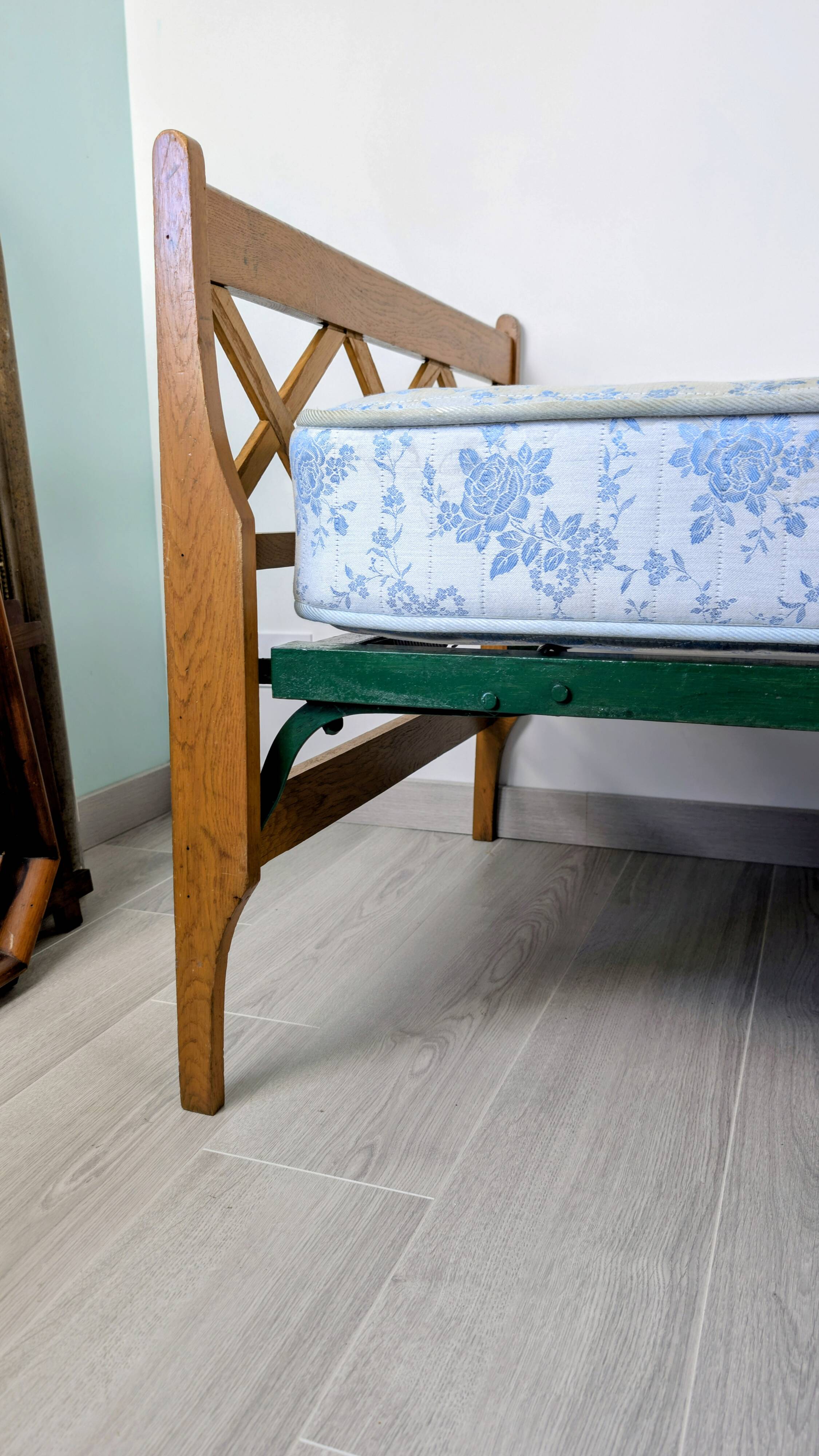 Vintage folding bed – wood and metal – 206 cm – rustic charm and practicality