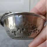 Tastevin in solid silver decorated with a snake and bunches of grapes