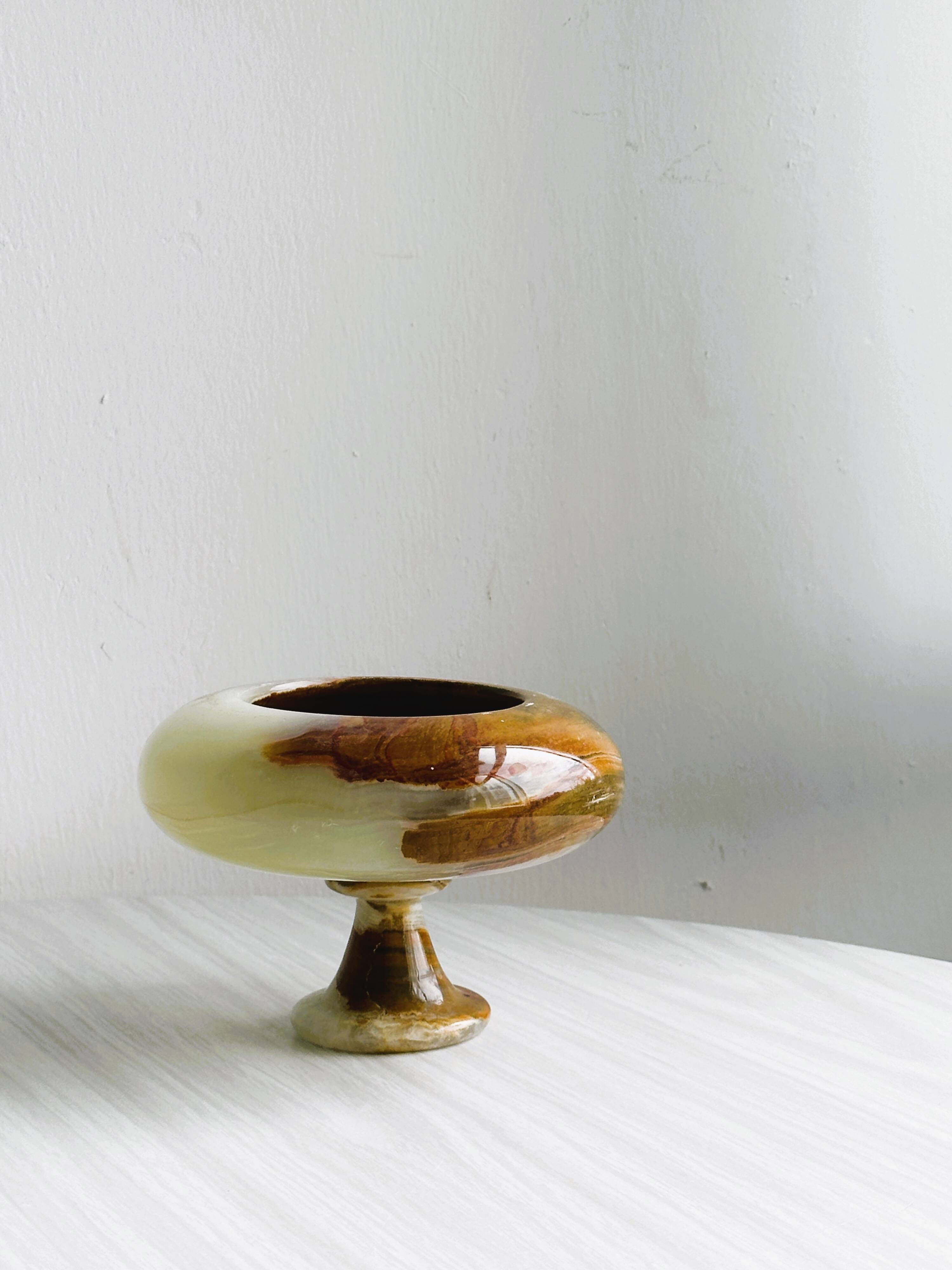 Marbled onyx box with lid - empty pocket bowl on marble base.
