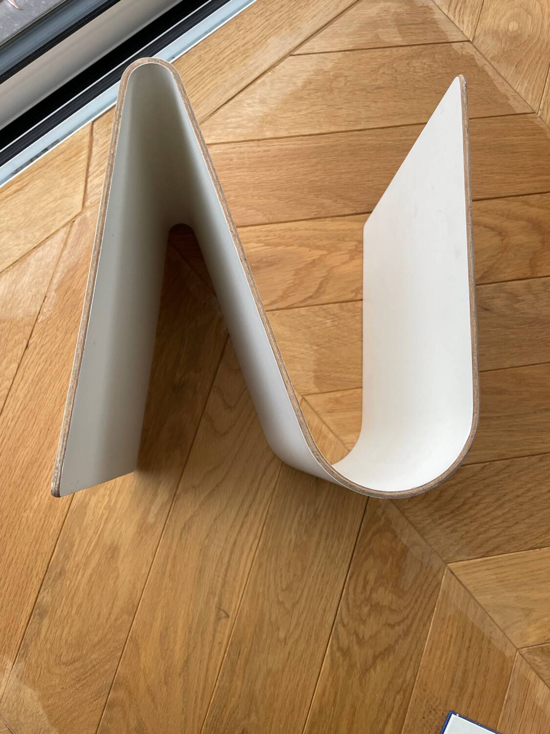 Wavy magazine holder