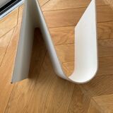 Wavy magazine holder