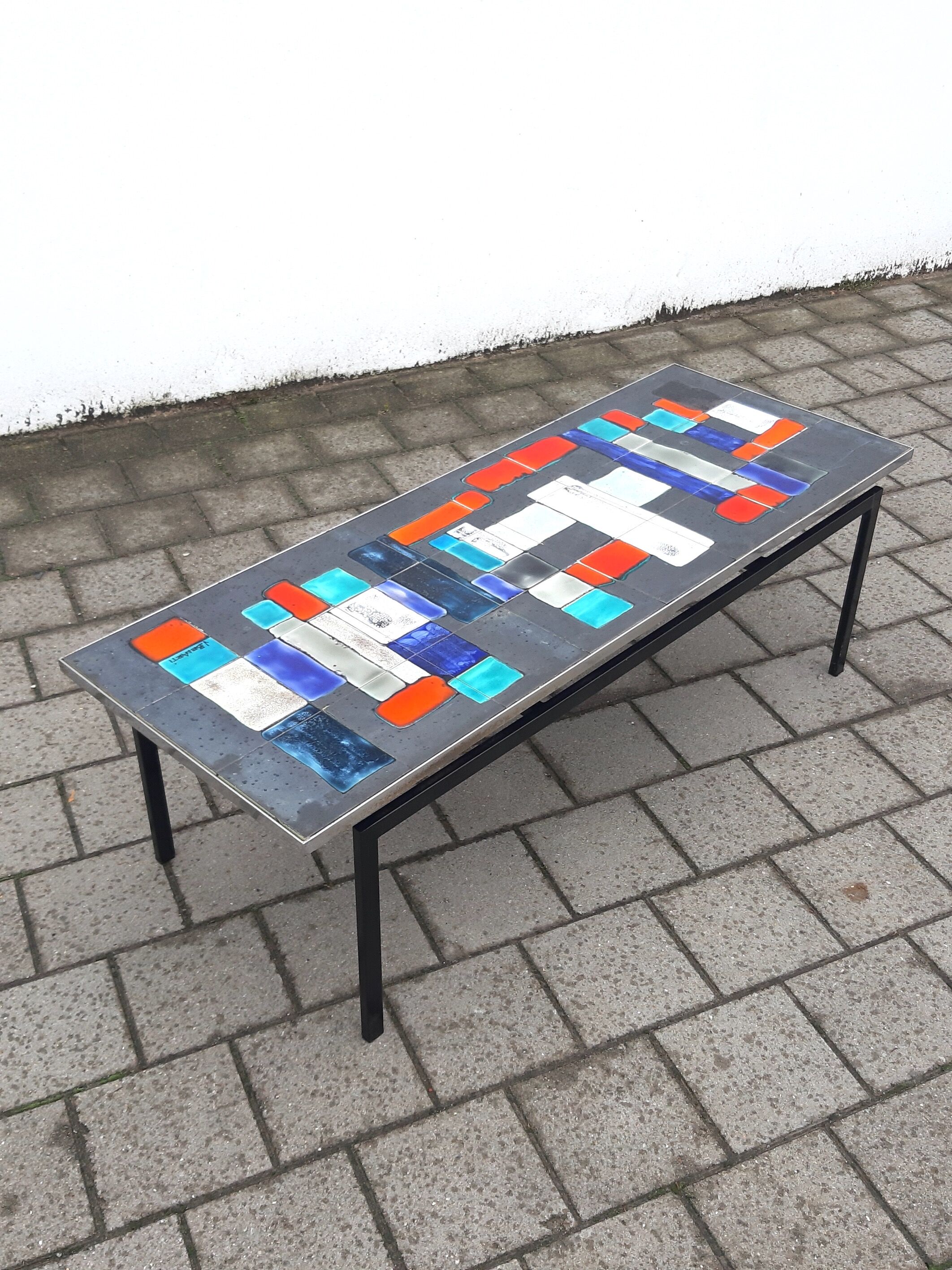 Ceramic coffee table by Juliette Belarti